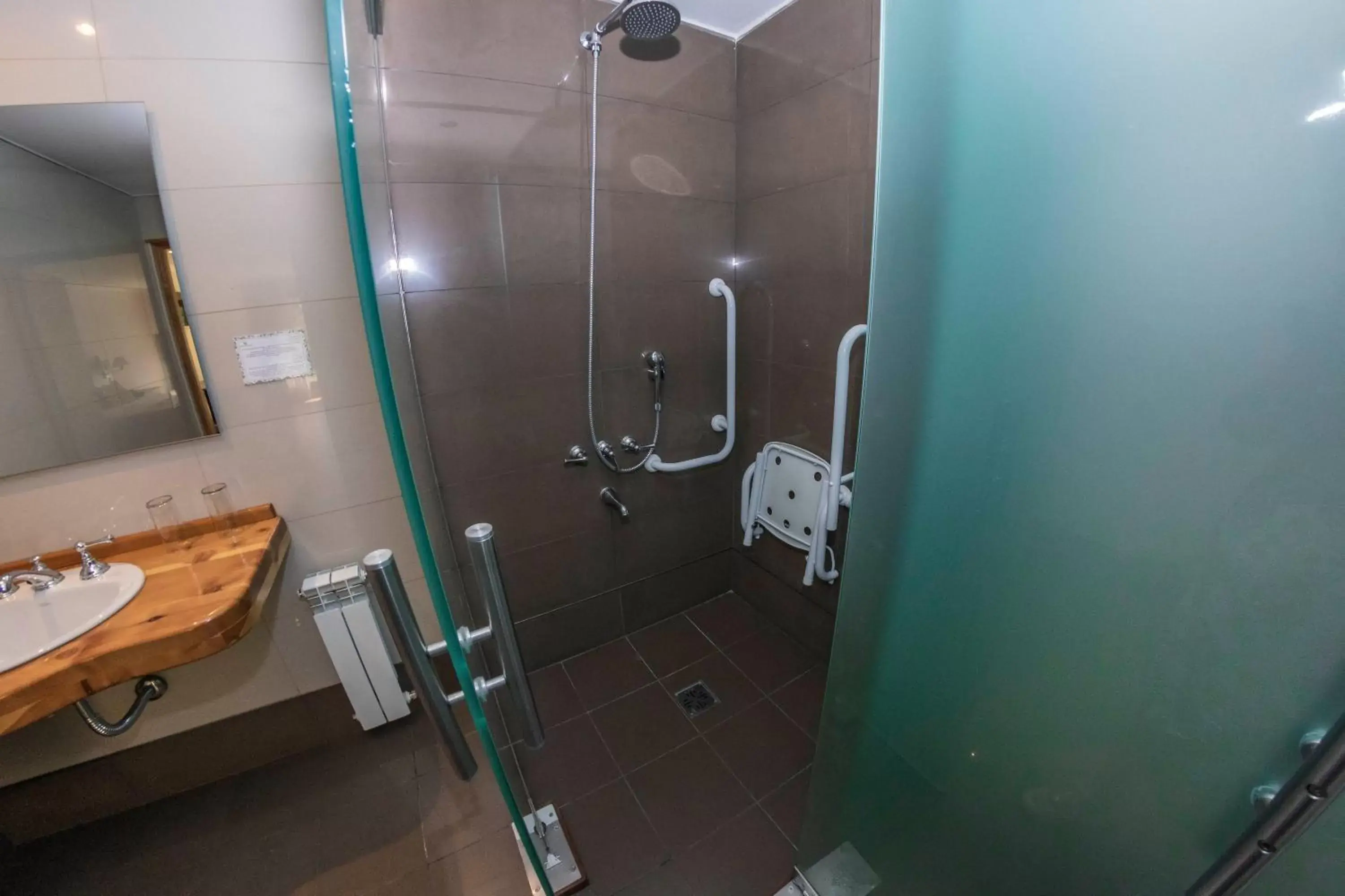 Facility for disabled guests, Bathroom in Ruca Kuyen Golf & Resort