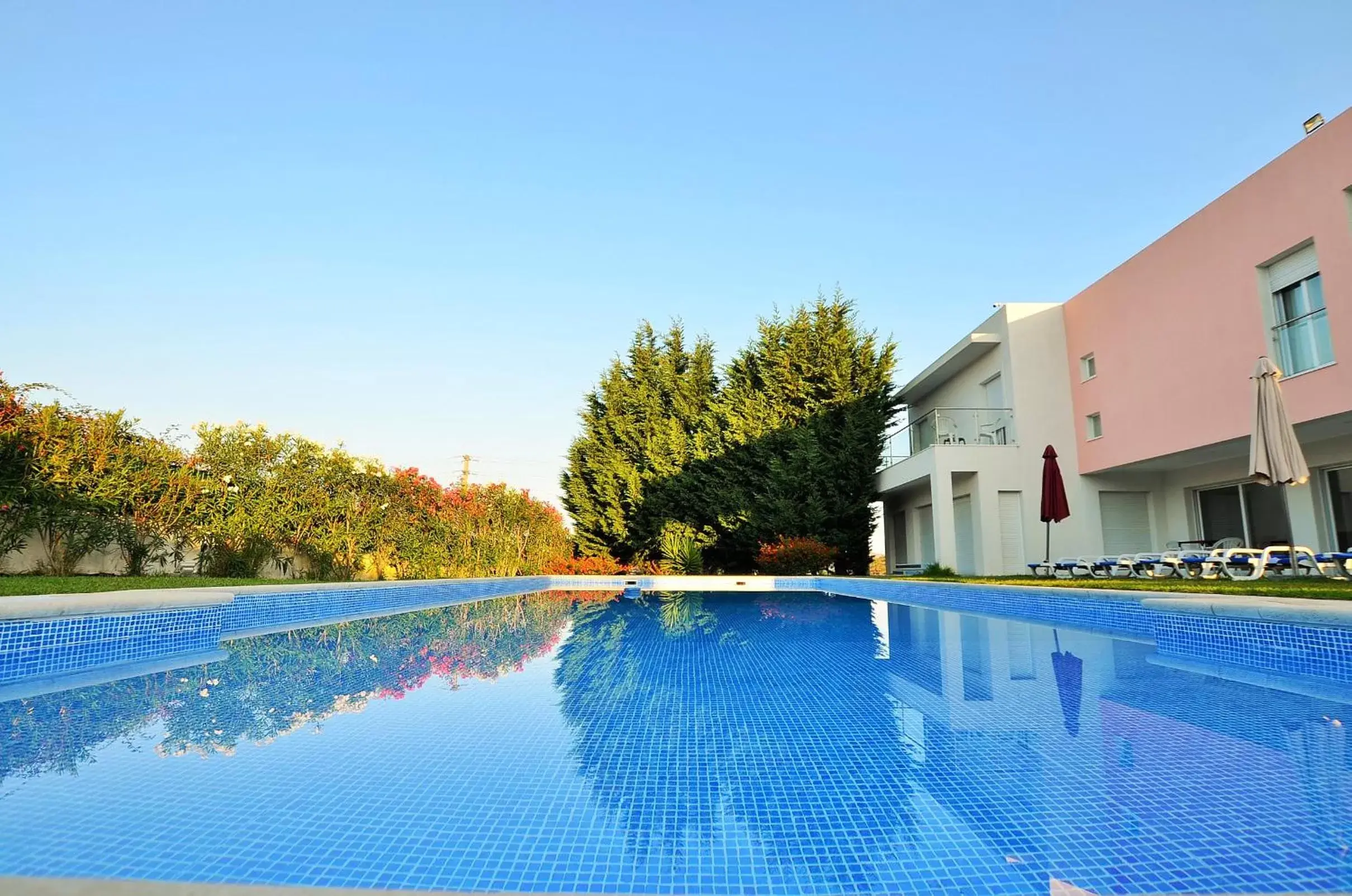 Property building, Swimming Pool in HILLTOP OASIS Lisboa Oeiras