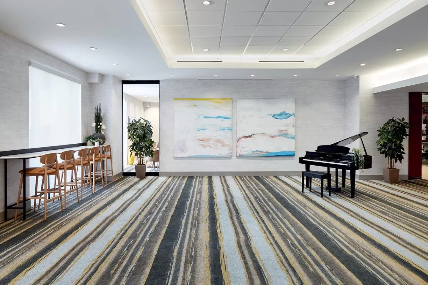 Meeting/conference room in Holiday Inn & Suites Montreal Airport by IHG