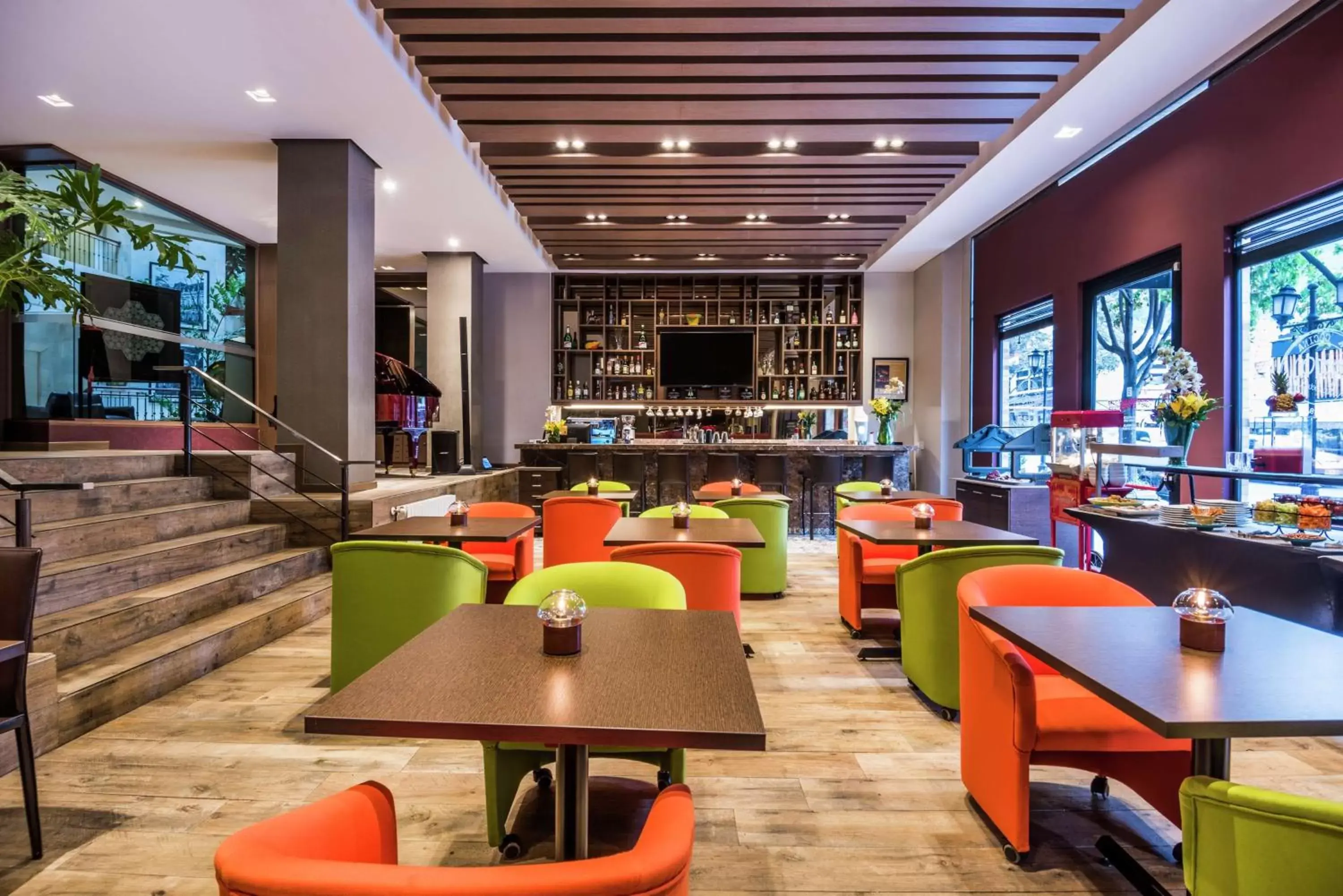 Dining area, Lounge/Bar in Embassy Suites by Hilton Bogotá - Rosales