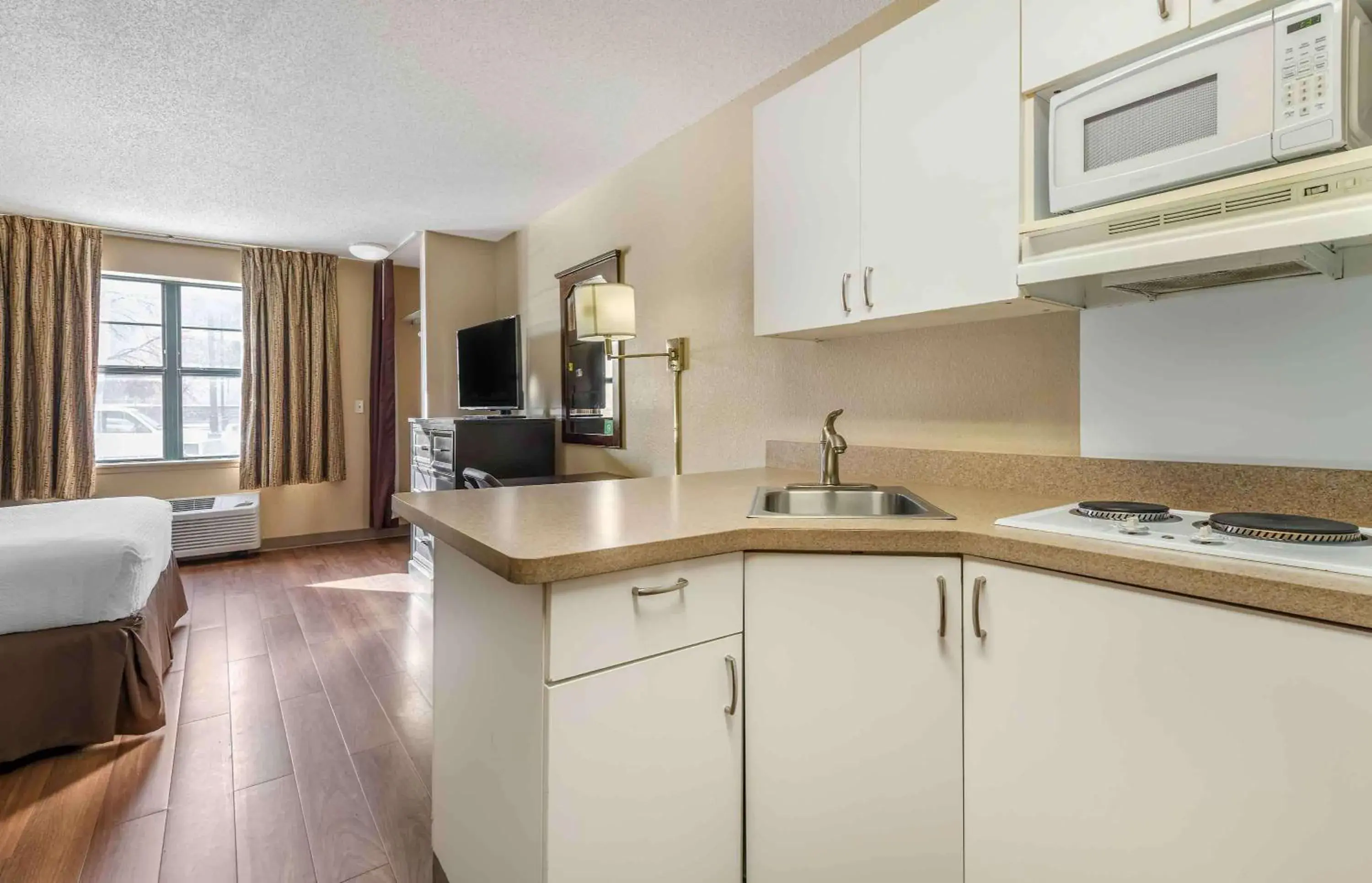 Bedroom, Kitchen/Kitchenette in Extended Stay America Suites - Minneapolis - Maple Grove