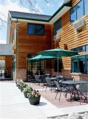 Patio, Property Building in Inn at Lander, Travelodge by Wyndham