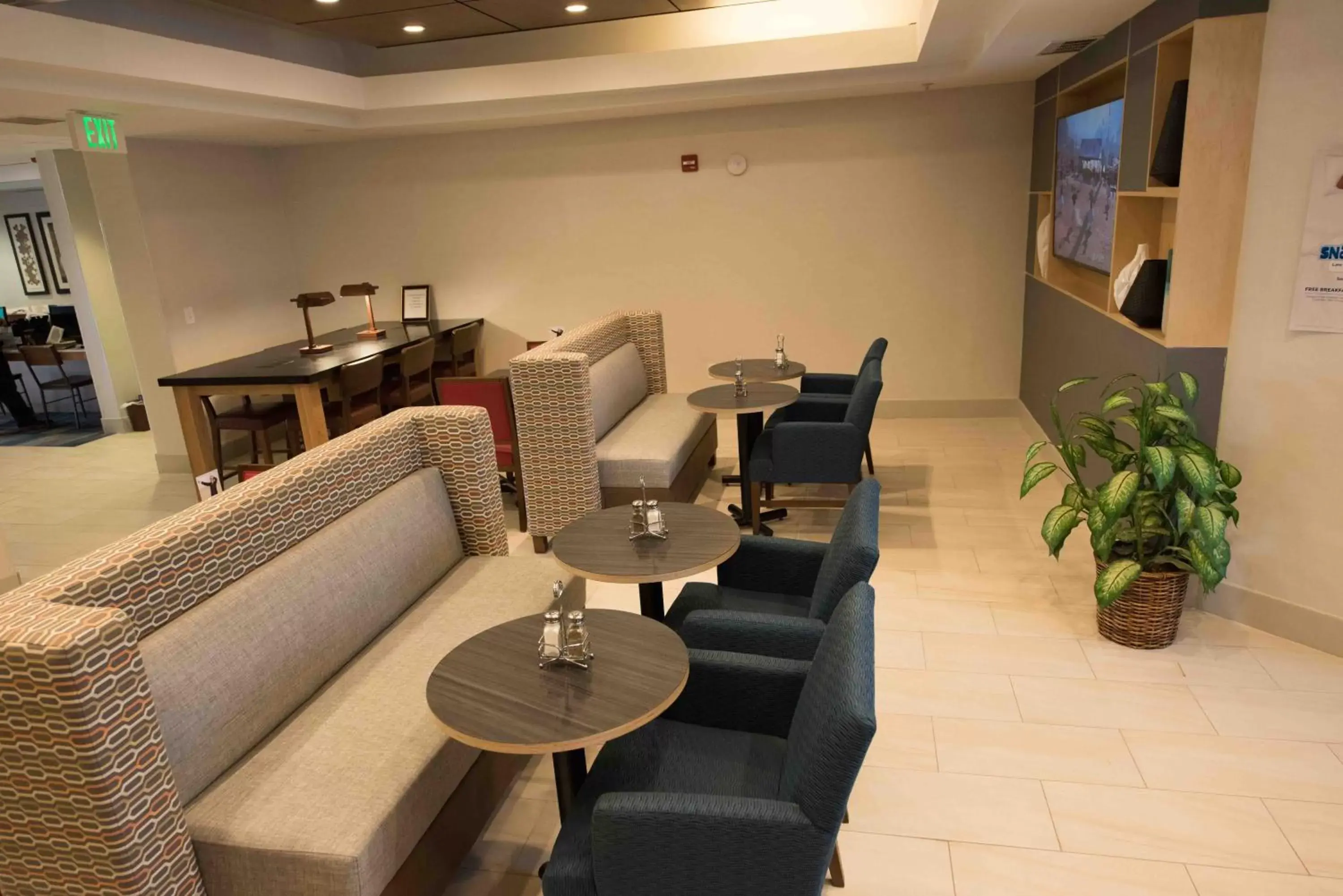 Restaurant/places to eat, Lounge/Bar in Holiday Inn Express Hotel & Suites West Coxsackie, an IHG Hotel