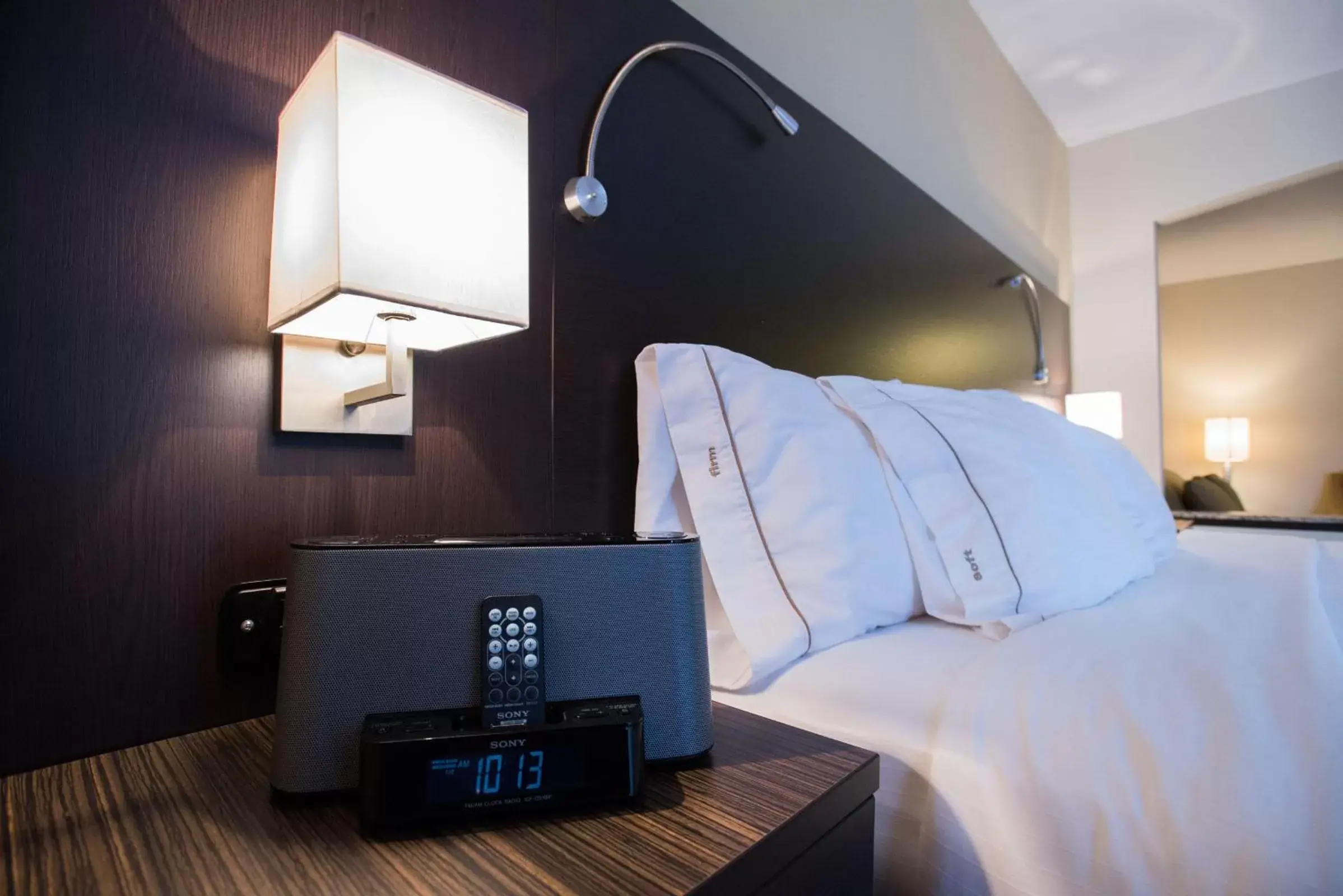 Bed in Holiday Inn Express & Suites Topeka West I-70 Wanamaker by IHG Bed in Holiday Inn Express & Suites Topeka West I-70 Wanamaker by IHG