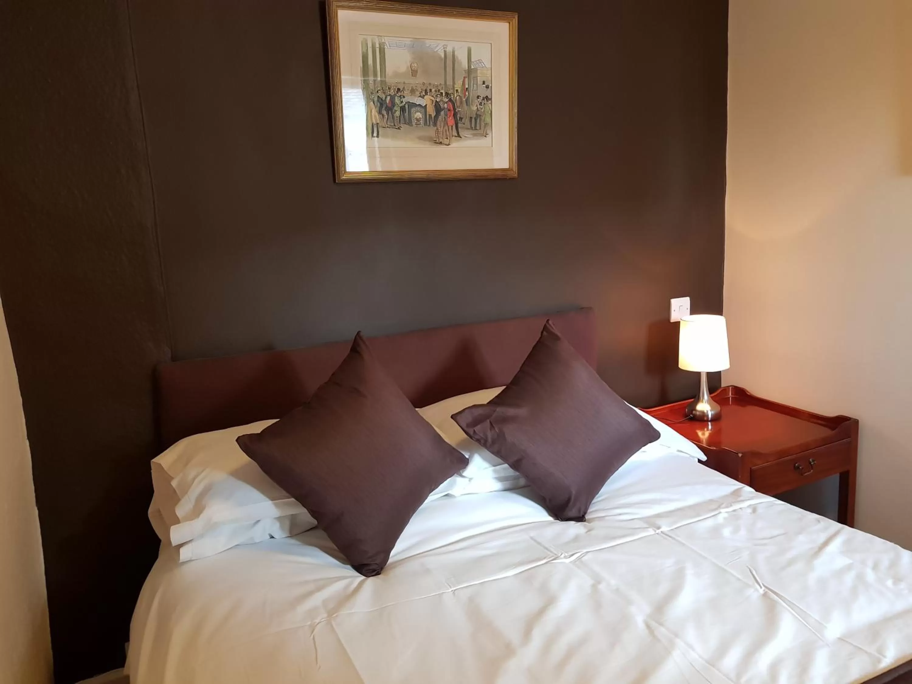 Bed in Old George Hotel