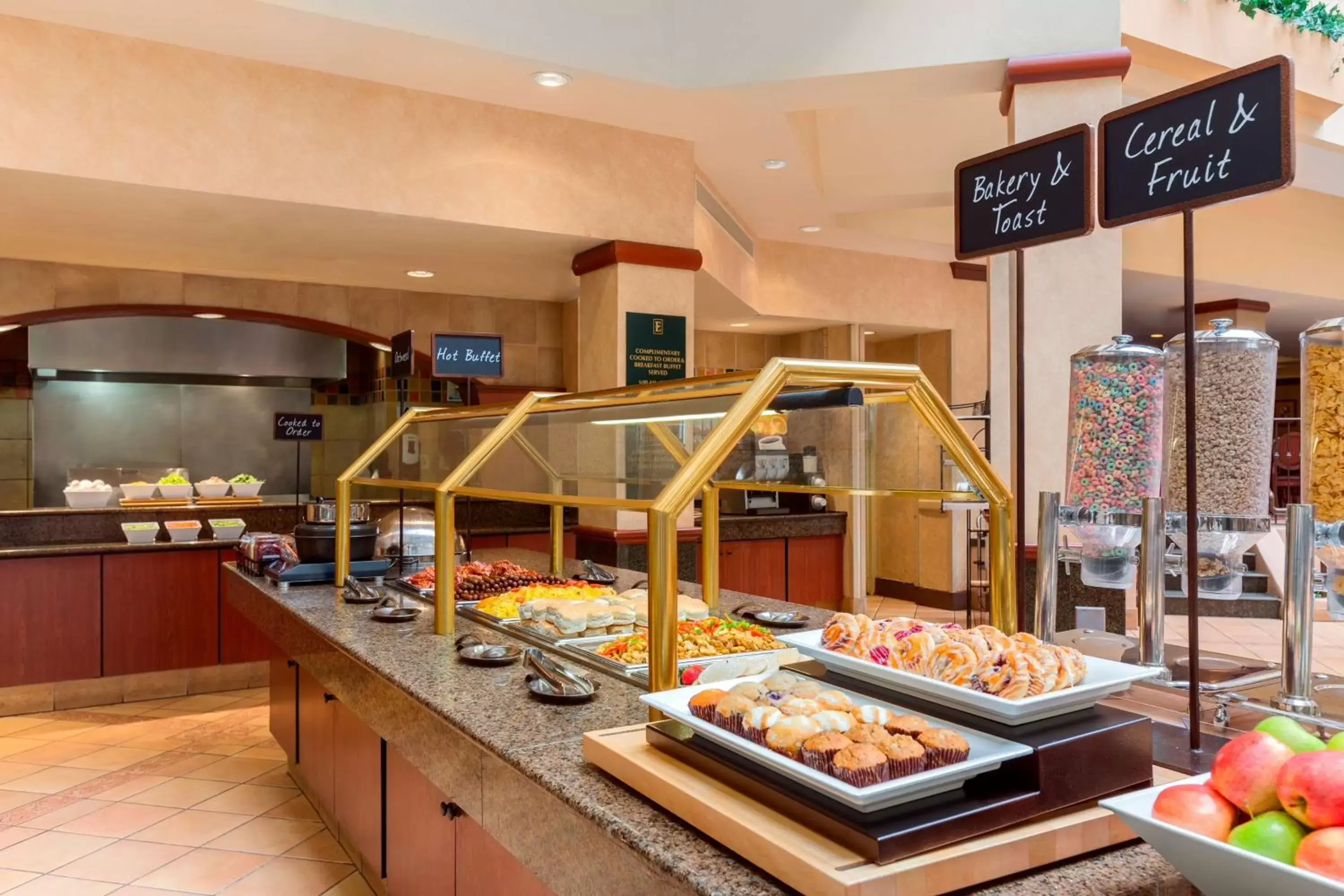 Dining area in Embassy Suites by Hilton Columbia Greystone