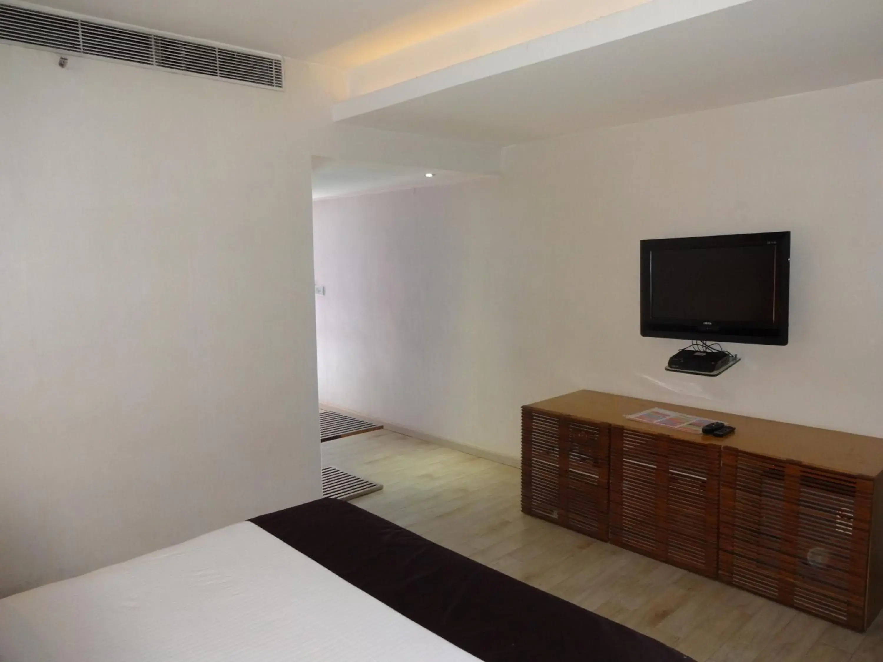 Bedroom, TV/Entertainment Center in The Purple Leaf Hotels