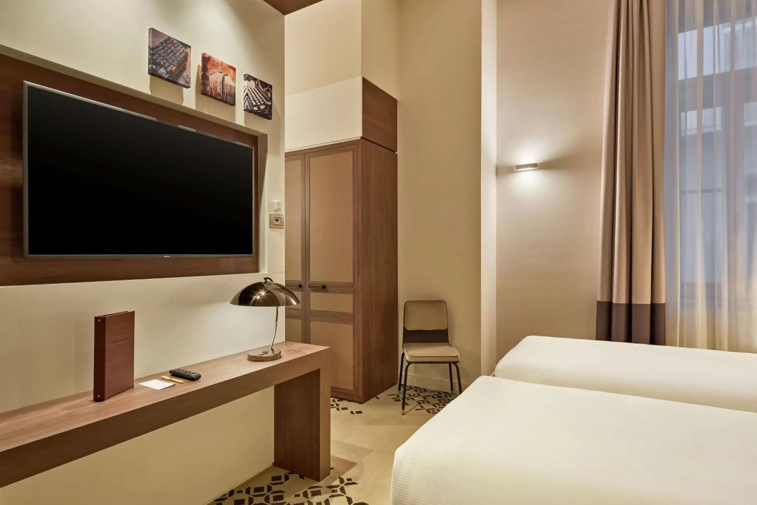 Bedroom, TV/Entertainment Center in DoubleTree By Hilton Trieste