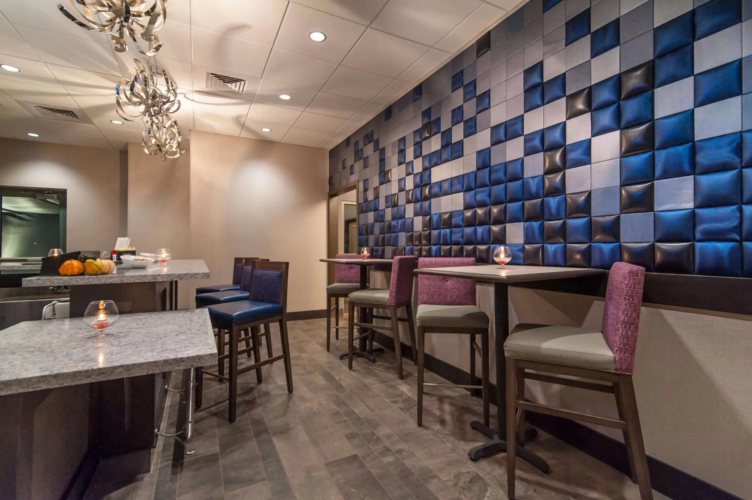 Lounge or bar in Hampton Inn Norwich