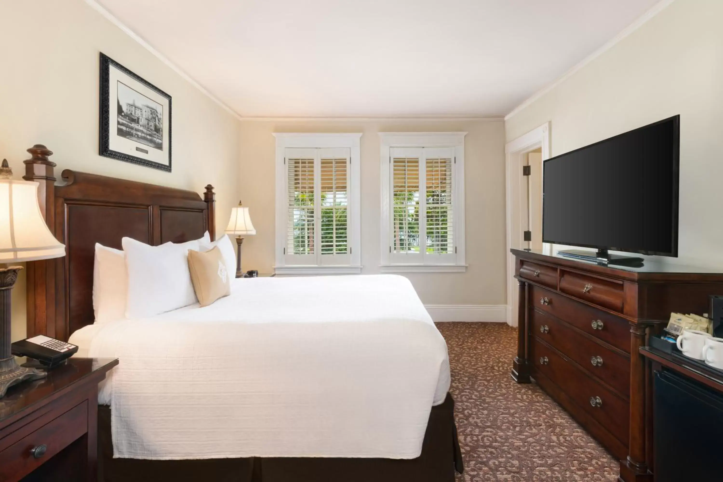 Photo of the whole room, Bed in Jekyll Island Club Resort