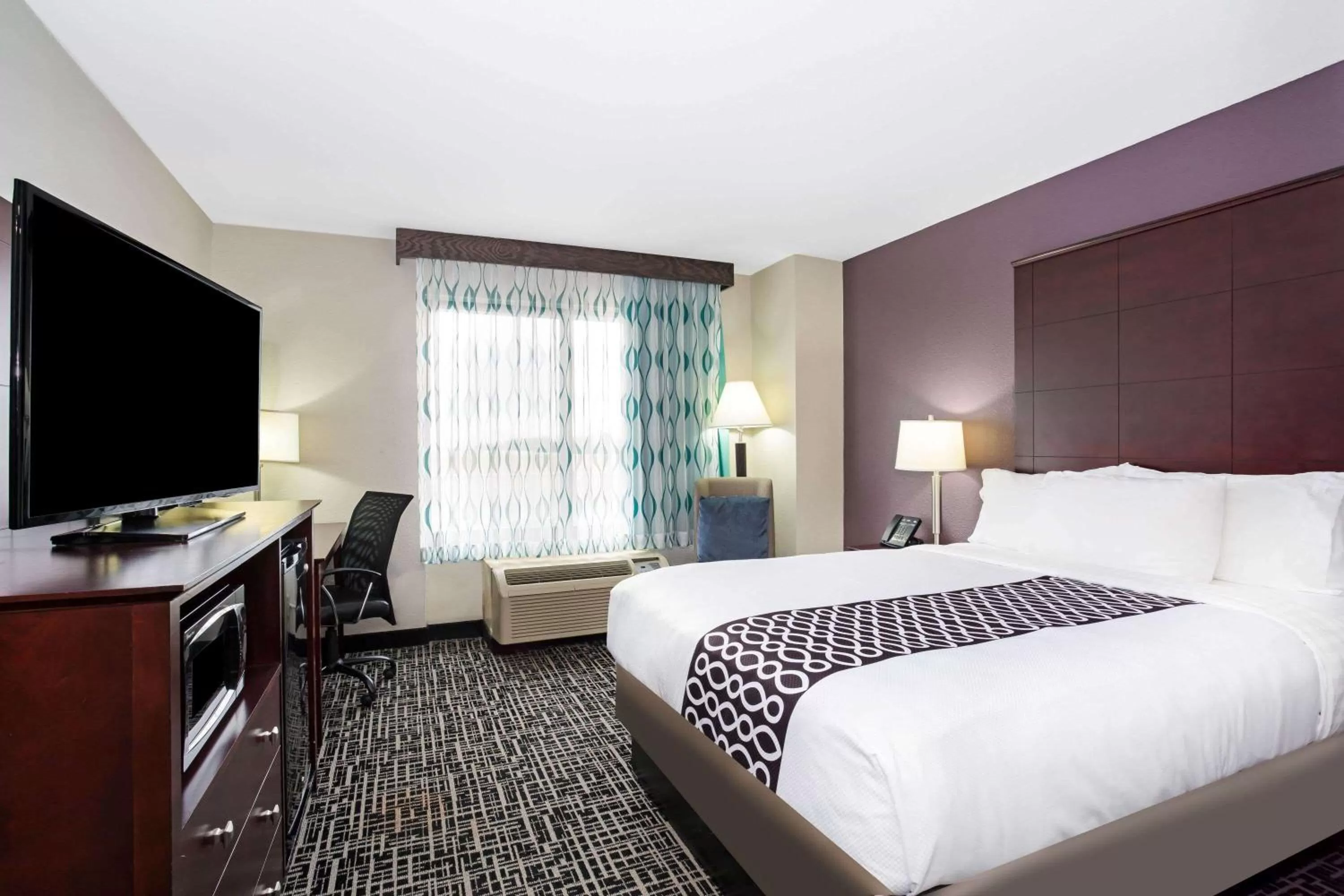 Photo of the whole room, Bed in La Quinta Inn & Suites by Wyndham Denver Aurora Medical