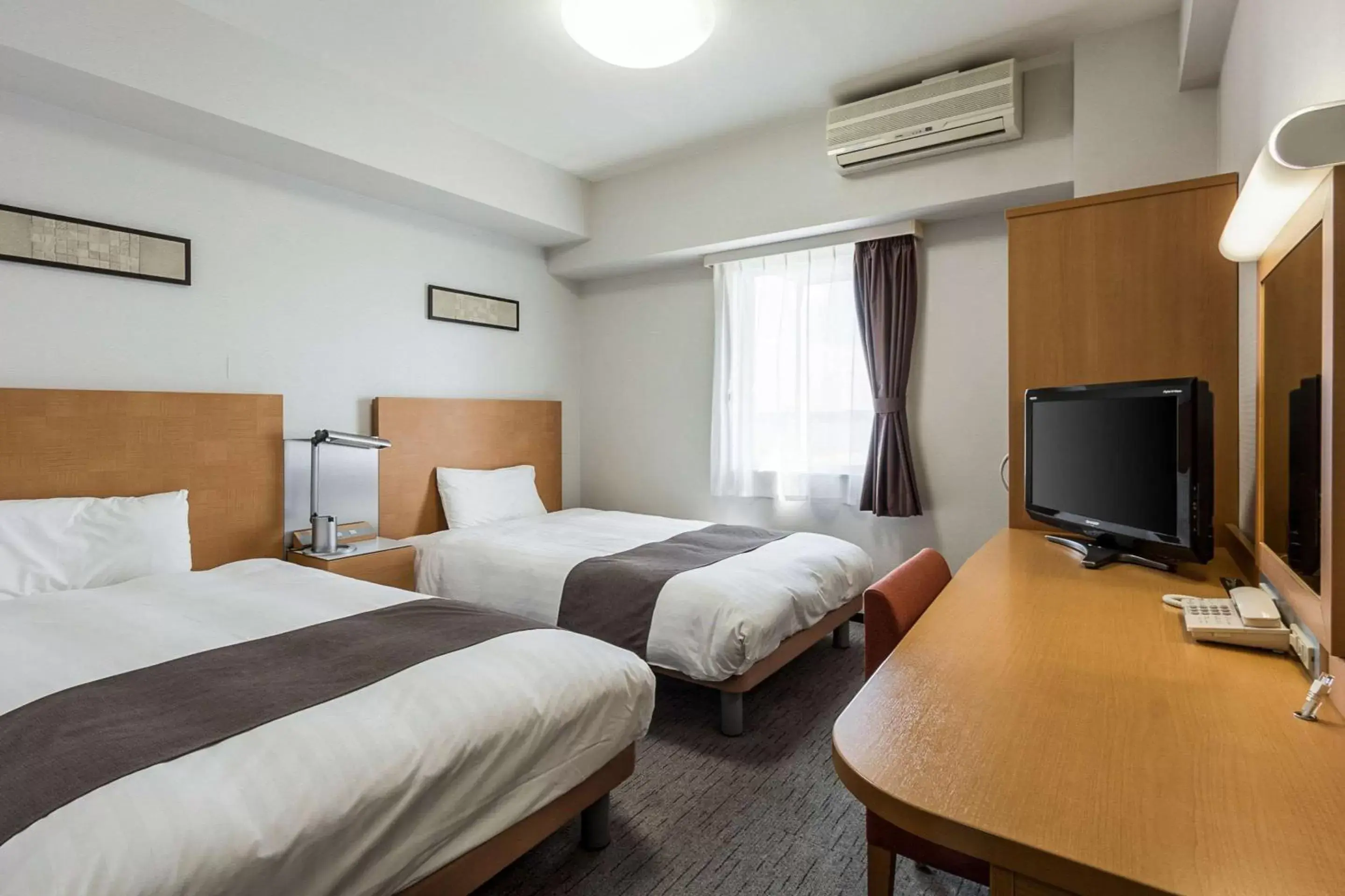 Photo of the whole room, Bed in Comfort Hotel Central International Airport