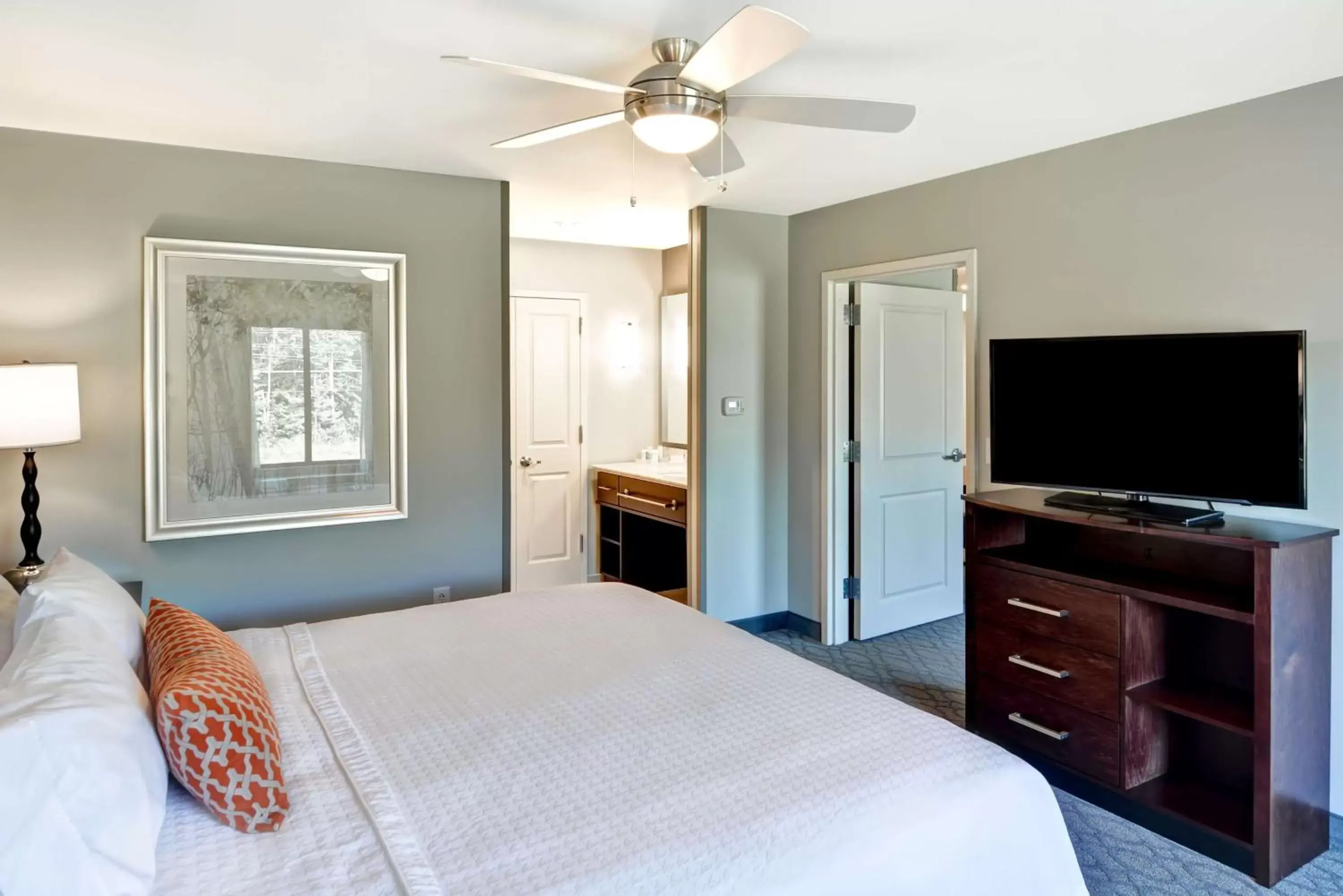 Bedroom, Bed in Homewood Suites By Hilton New Hartford Utica