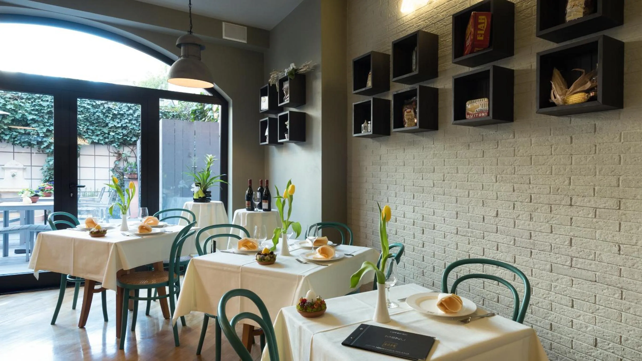 Restaurant/places to eat in Hotel Lombardia