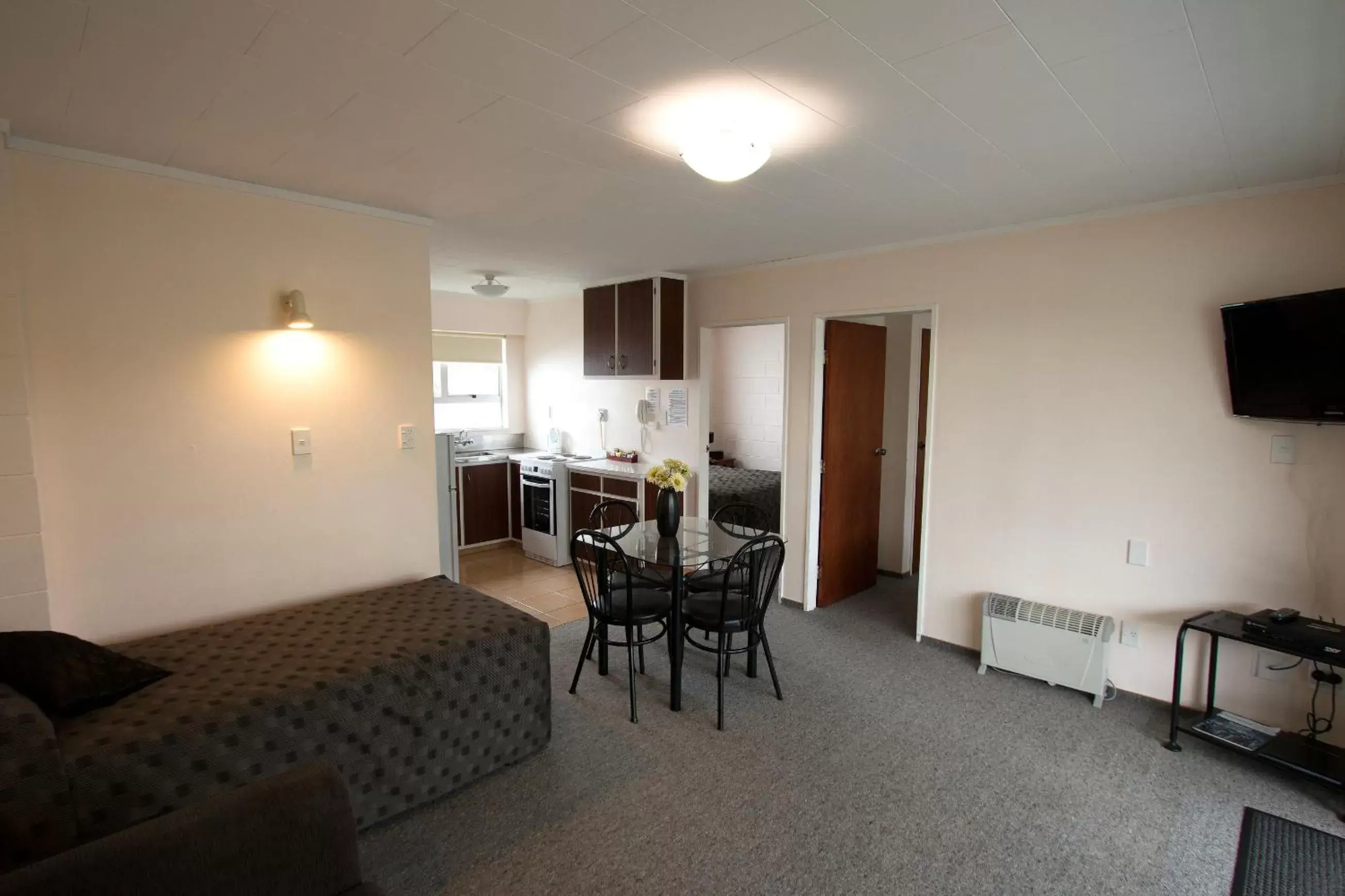 Photo of the whole room, Dining Area in Kapiti Gateway Motel