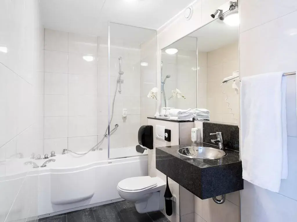 Bathroom in Fletcher Hotel-Restaurant Arneville-Middelburg