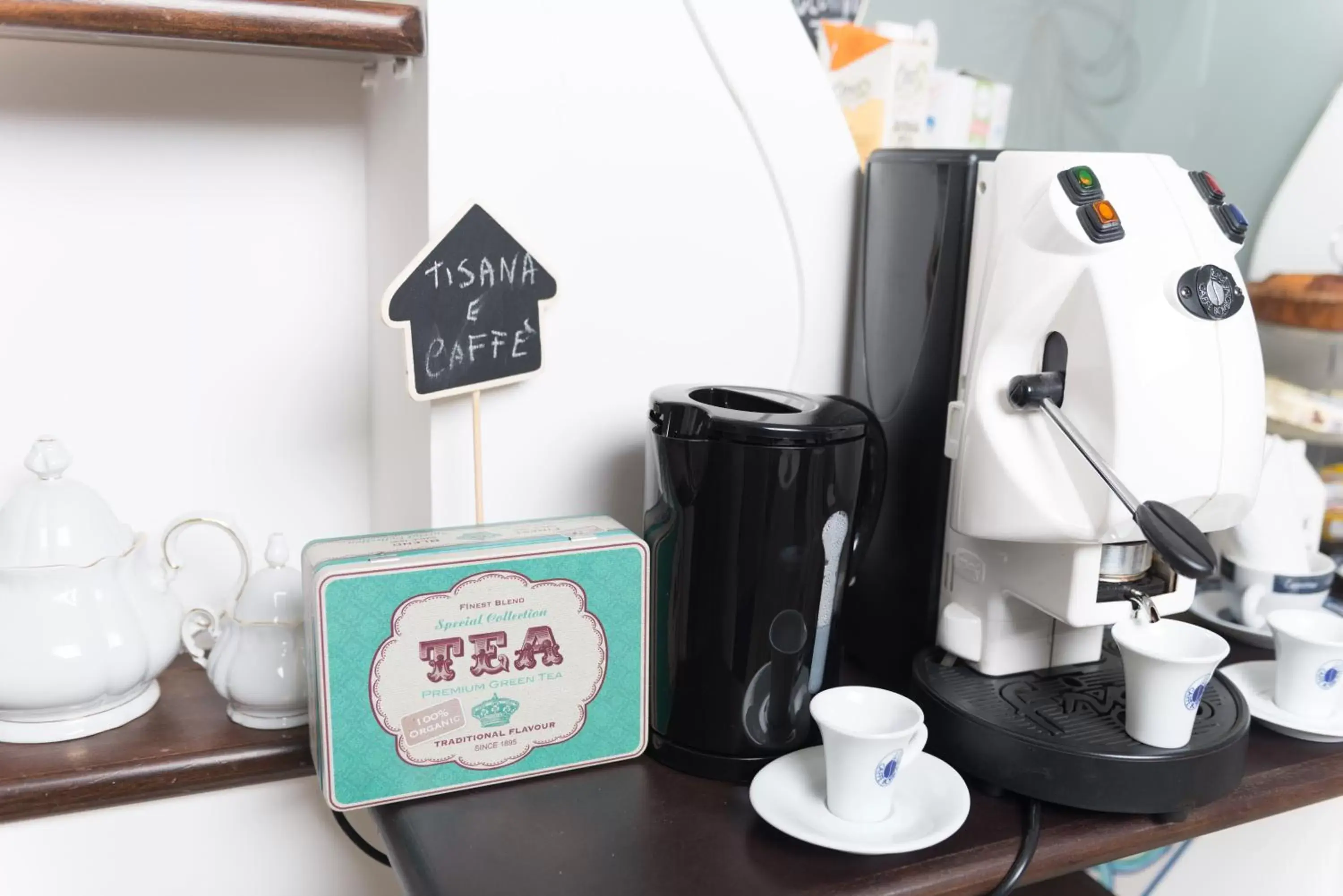 Coffee/tea facilities in Suite room