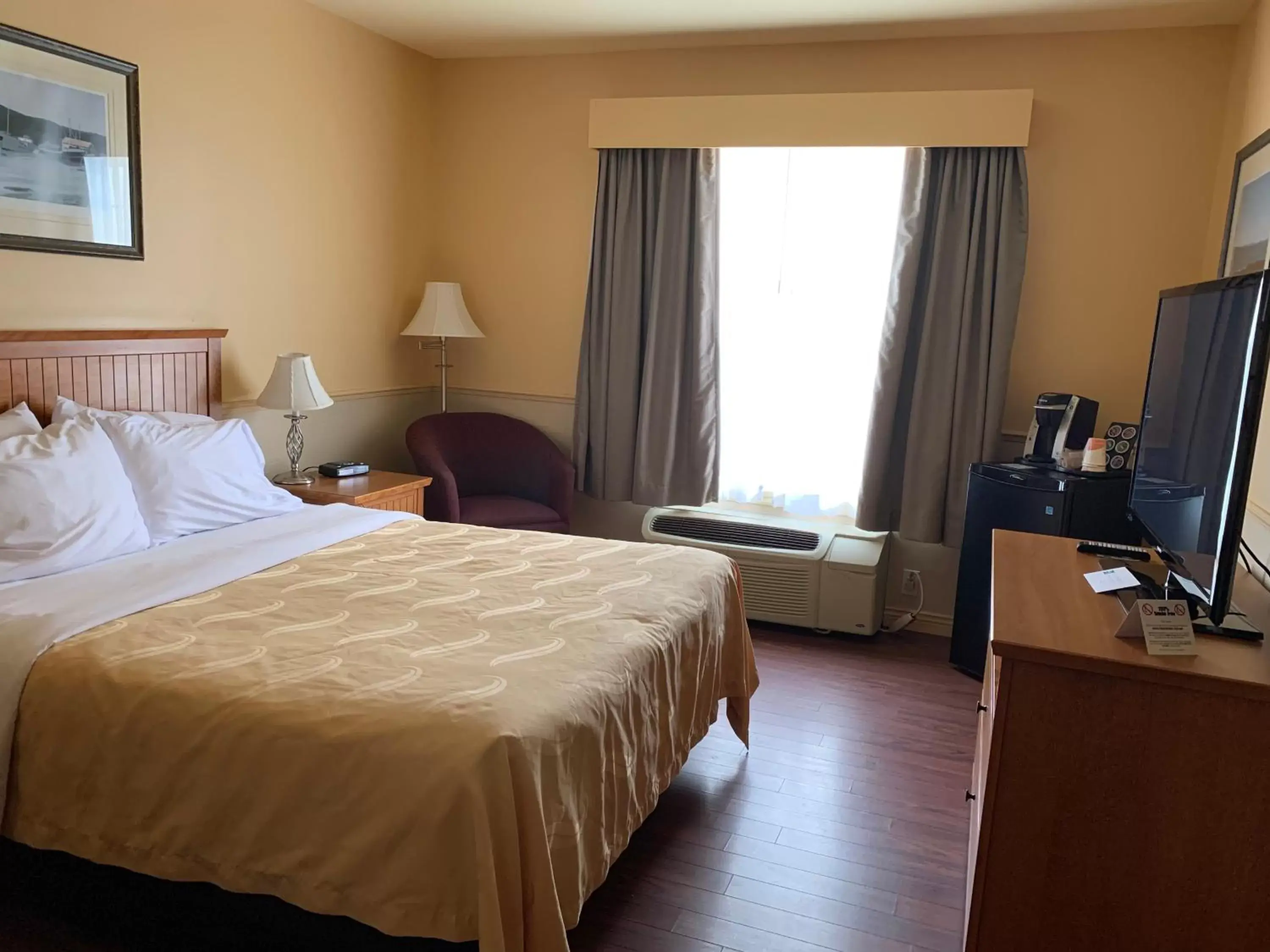 Bed in Quality Inn Riviere-Du-Loup