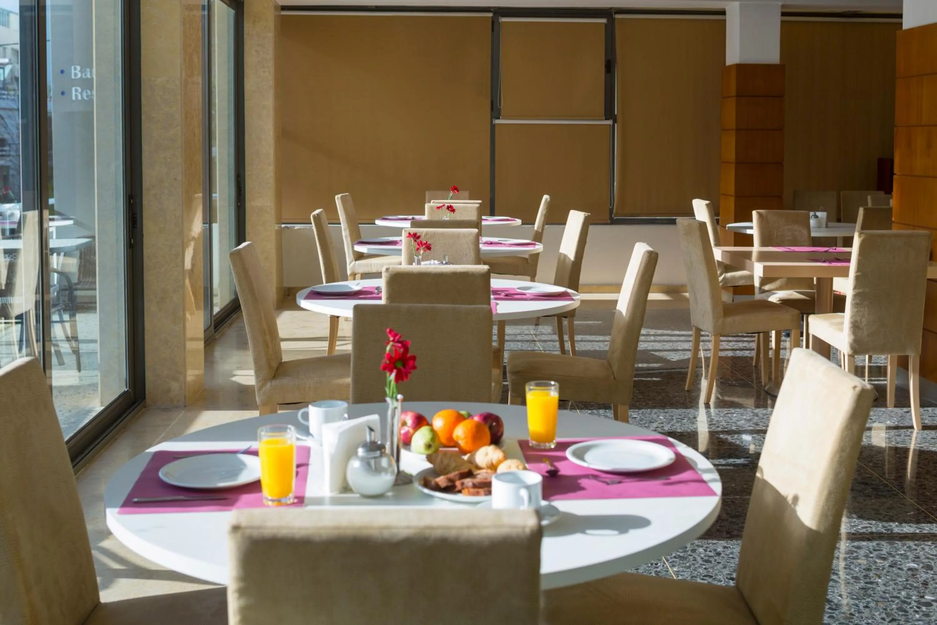 Restaurant/places to eat in Blue Sea Hotel Alimos