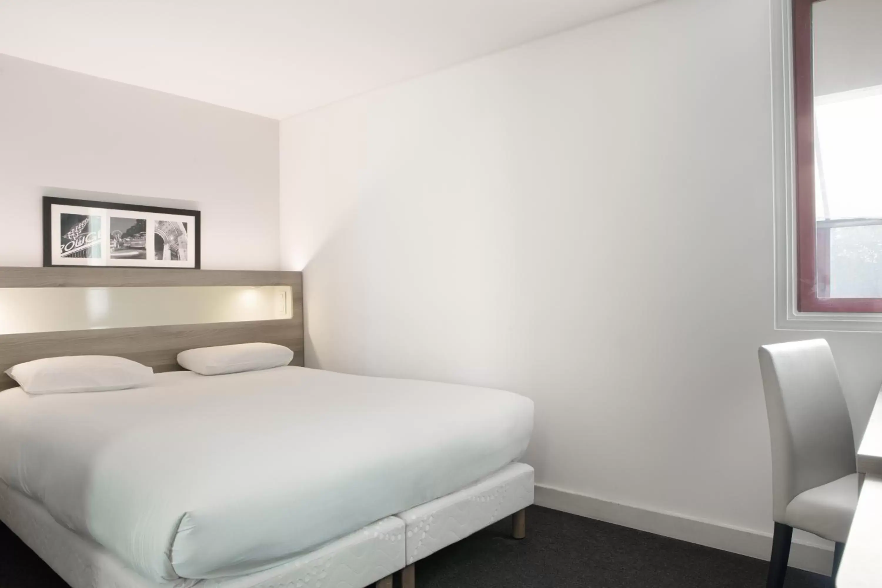 Photo of the whole room, Bed in Kyriad Paris Est - Bois de Vincennes Photo of the whole room, Bed in Kyriad Paris Est - Bois de Vincennes