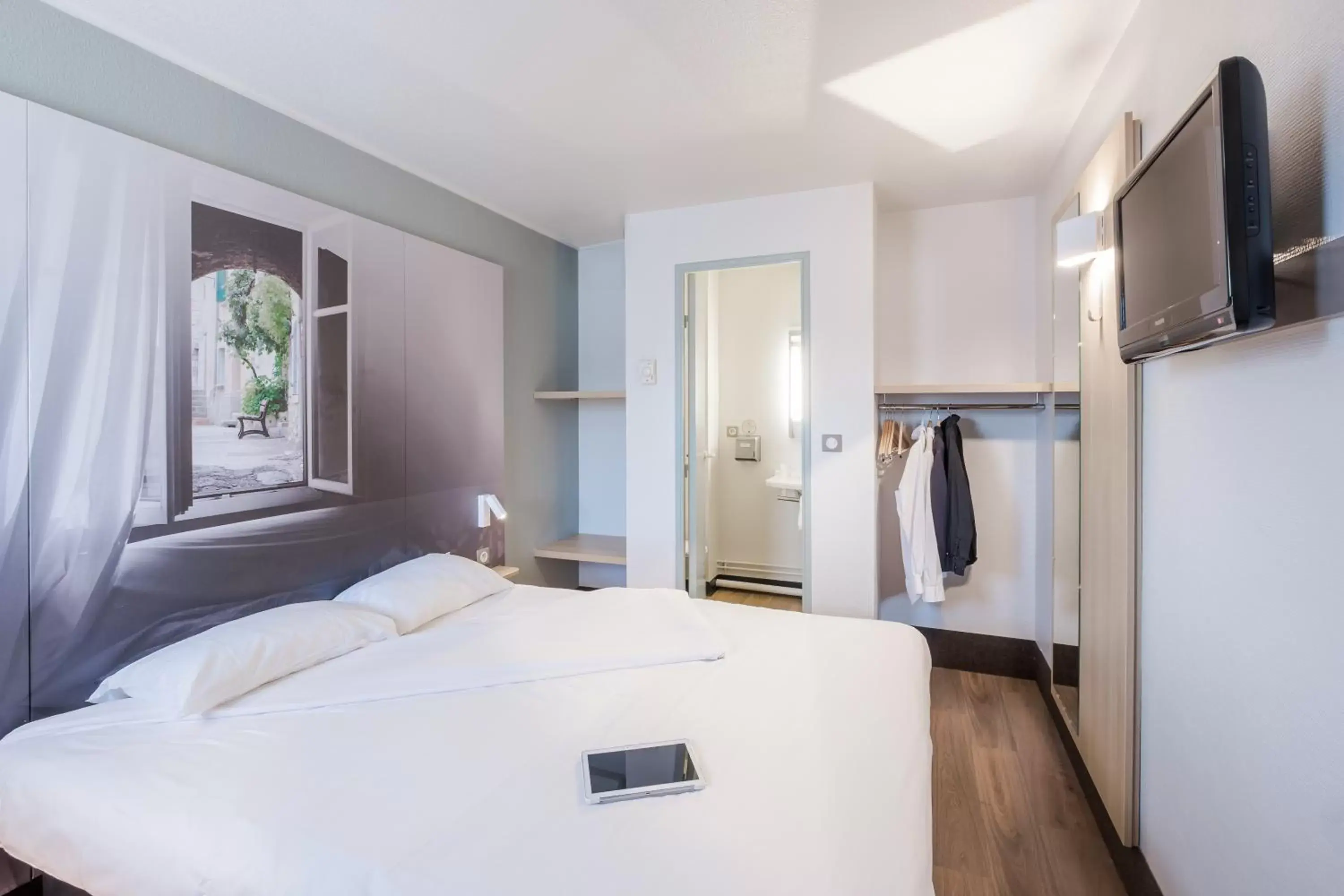 Bedroom, Bed in B&B HOTEL Villeneuve Loubet Plage