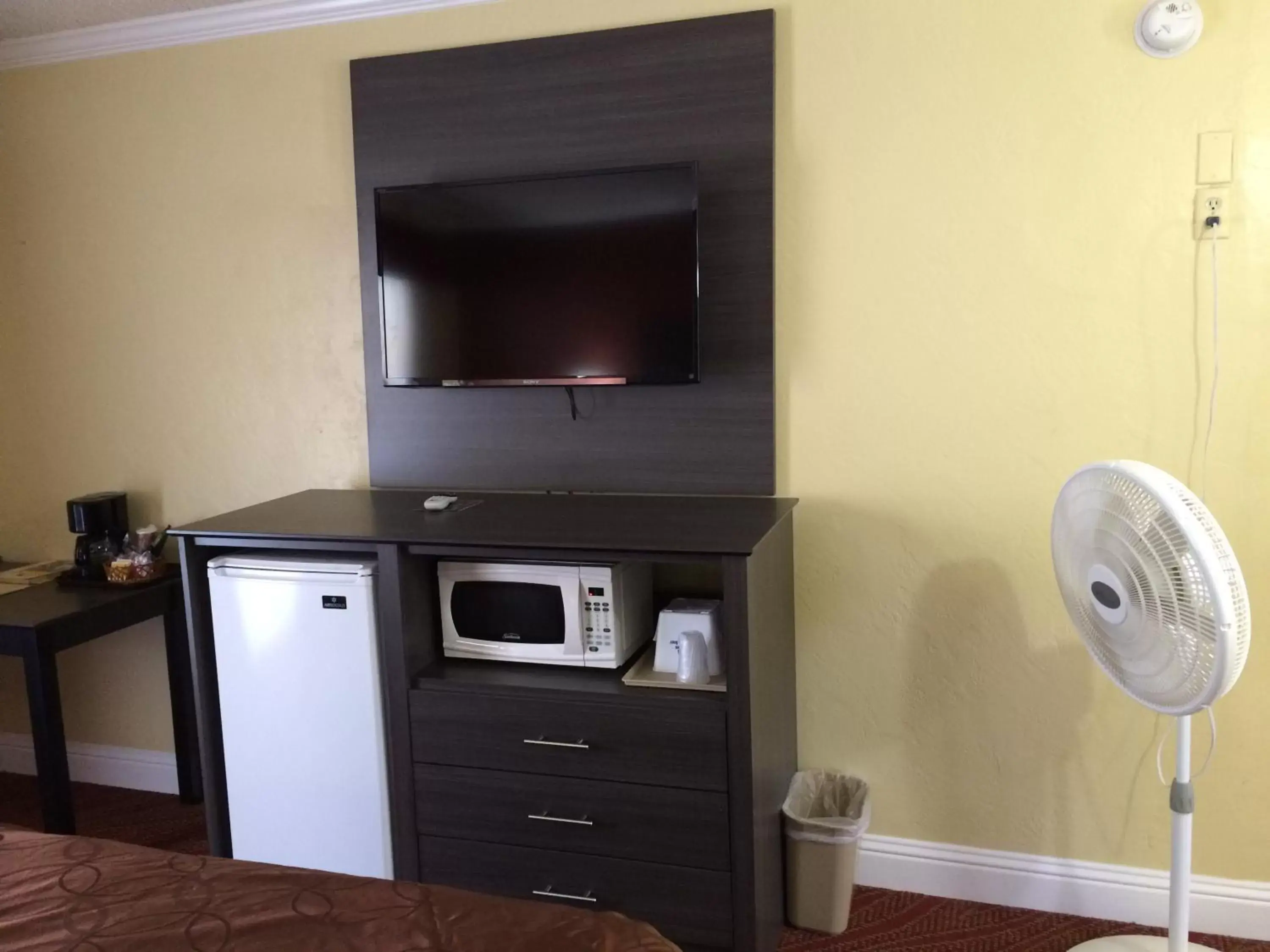 TV and multimedia, TV/Entertainment Center in Americas Best Value Presidents Inn on Munras