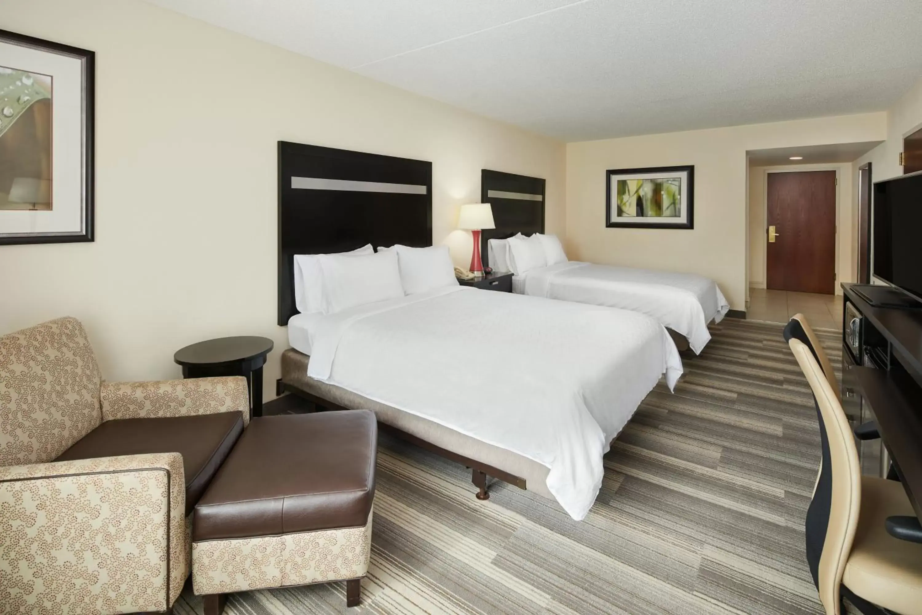 Photo of the whole room, Bed in Holiday Inn Express & Suites I-26 & Us 29 At Westgate Mall, an IHG Hotel