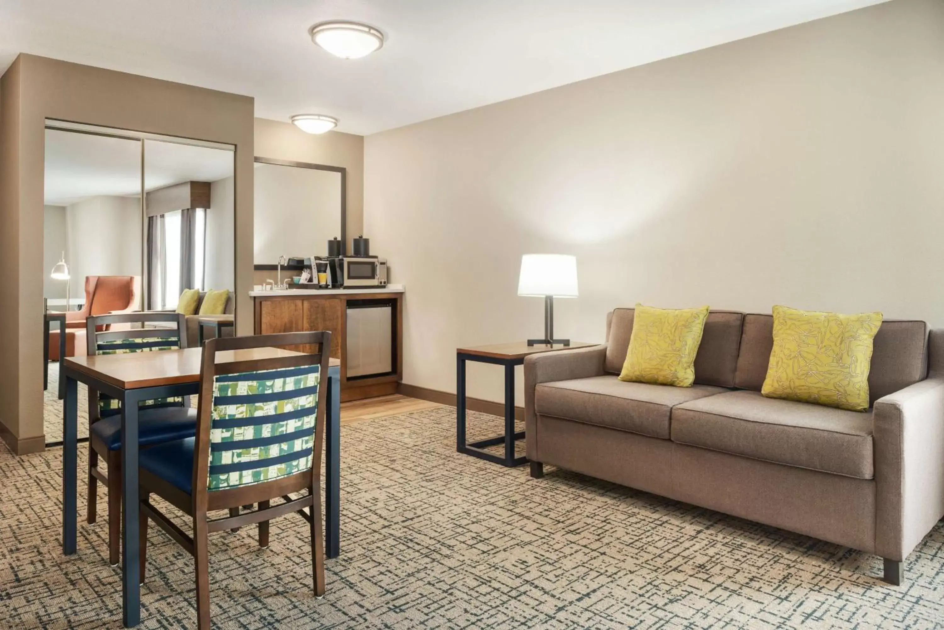 Living room, Seating Area in Hilton Garden Inn Dubuque Downtown