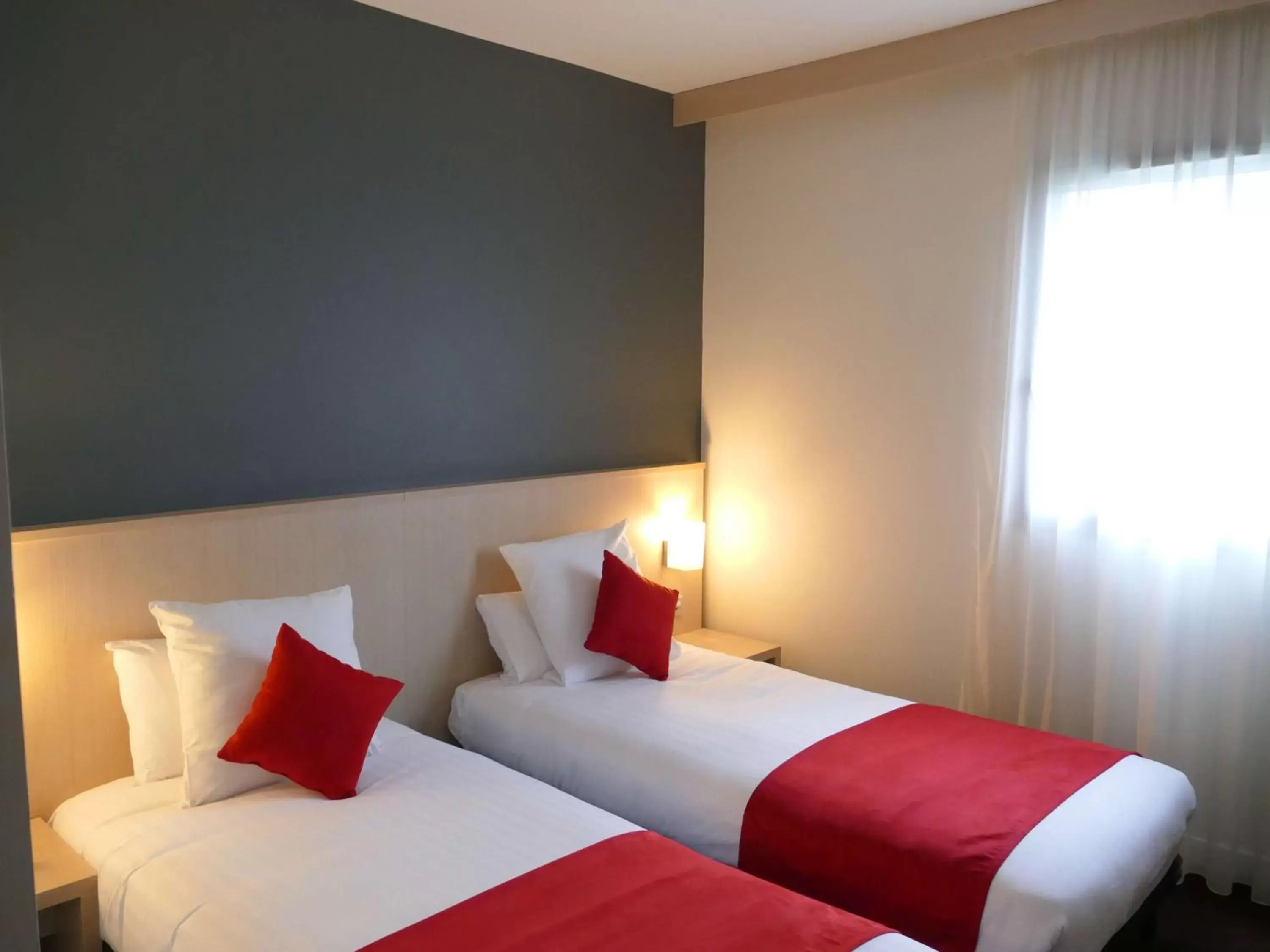 Photo of the whole room, Bed in Sure Hotel by Best Western Nantes Beaujoire