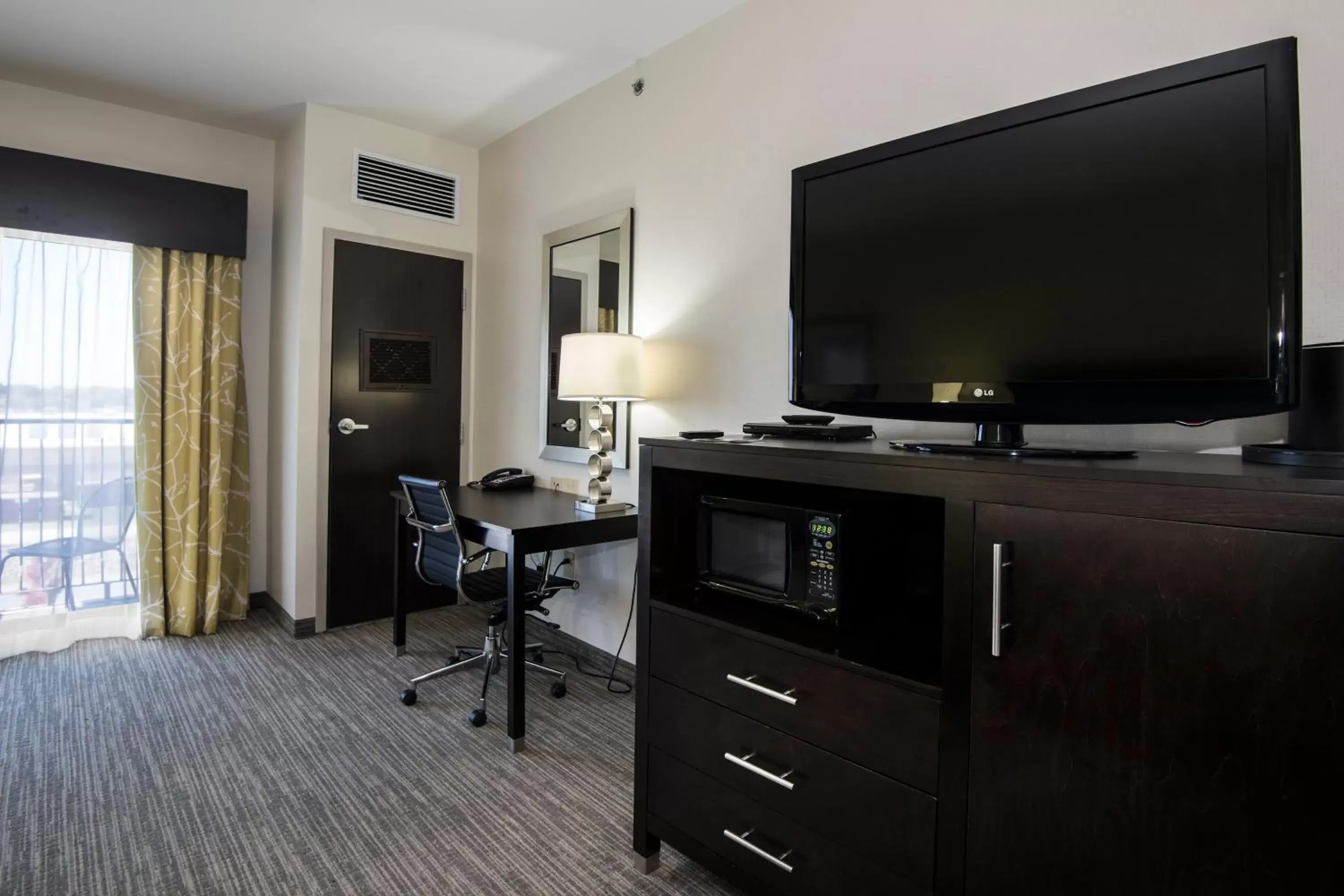 Photo of the whole room, TV/Entertainment Center in Holiday Inn Express Conway, an IHG Hotel