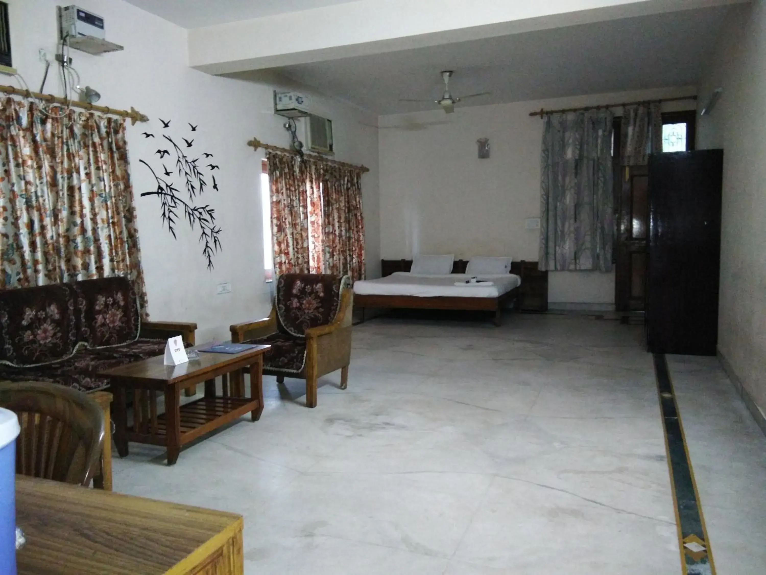 Bed, Lounge/Bar in Hotel Mayur