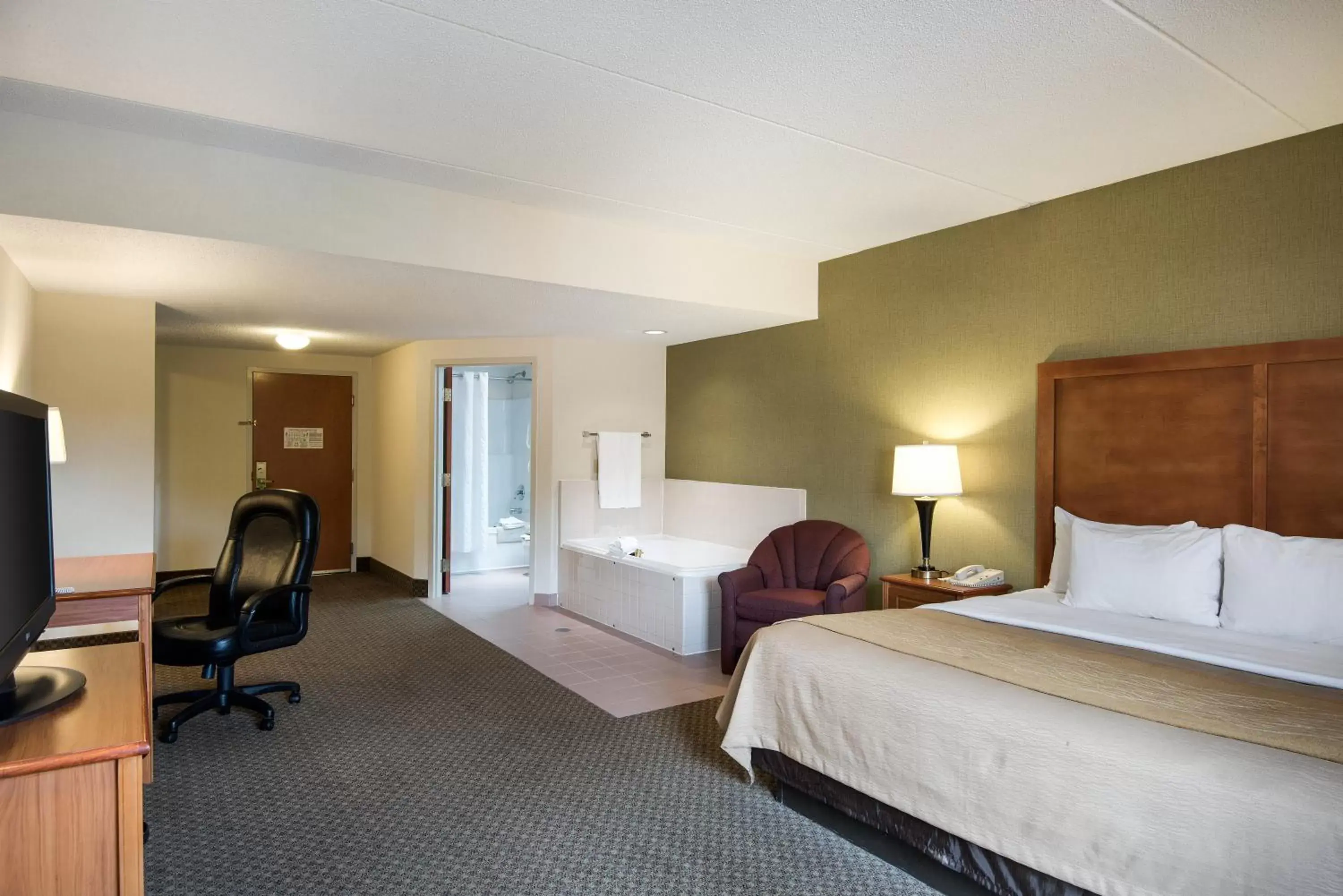 King Room with Spa Bath - Non-Smoking in Comfort Inn & Suites - LaVale - Cumberland