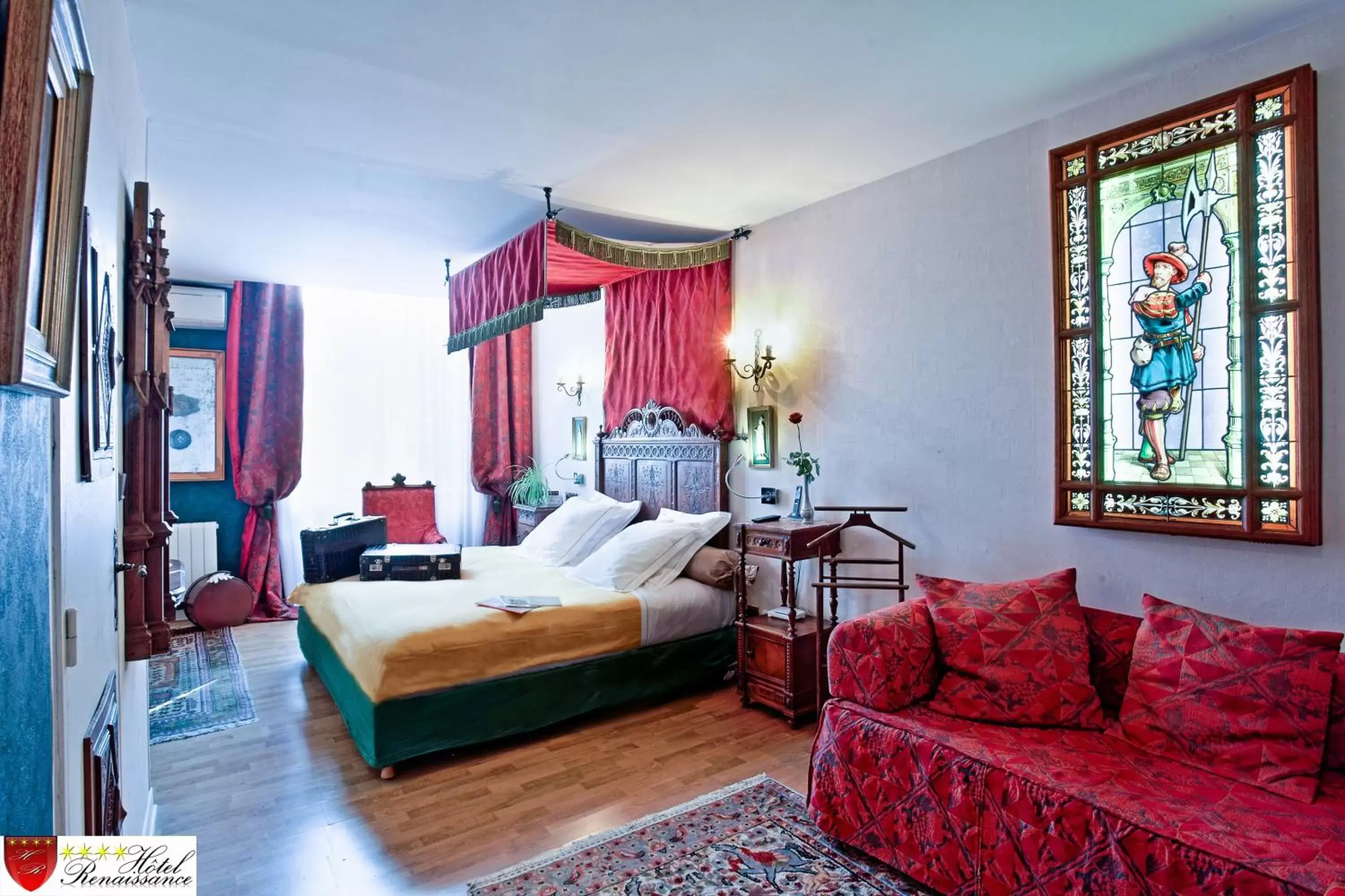 Bed, Seating Area in Hôtel Renaissance