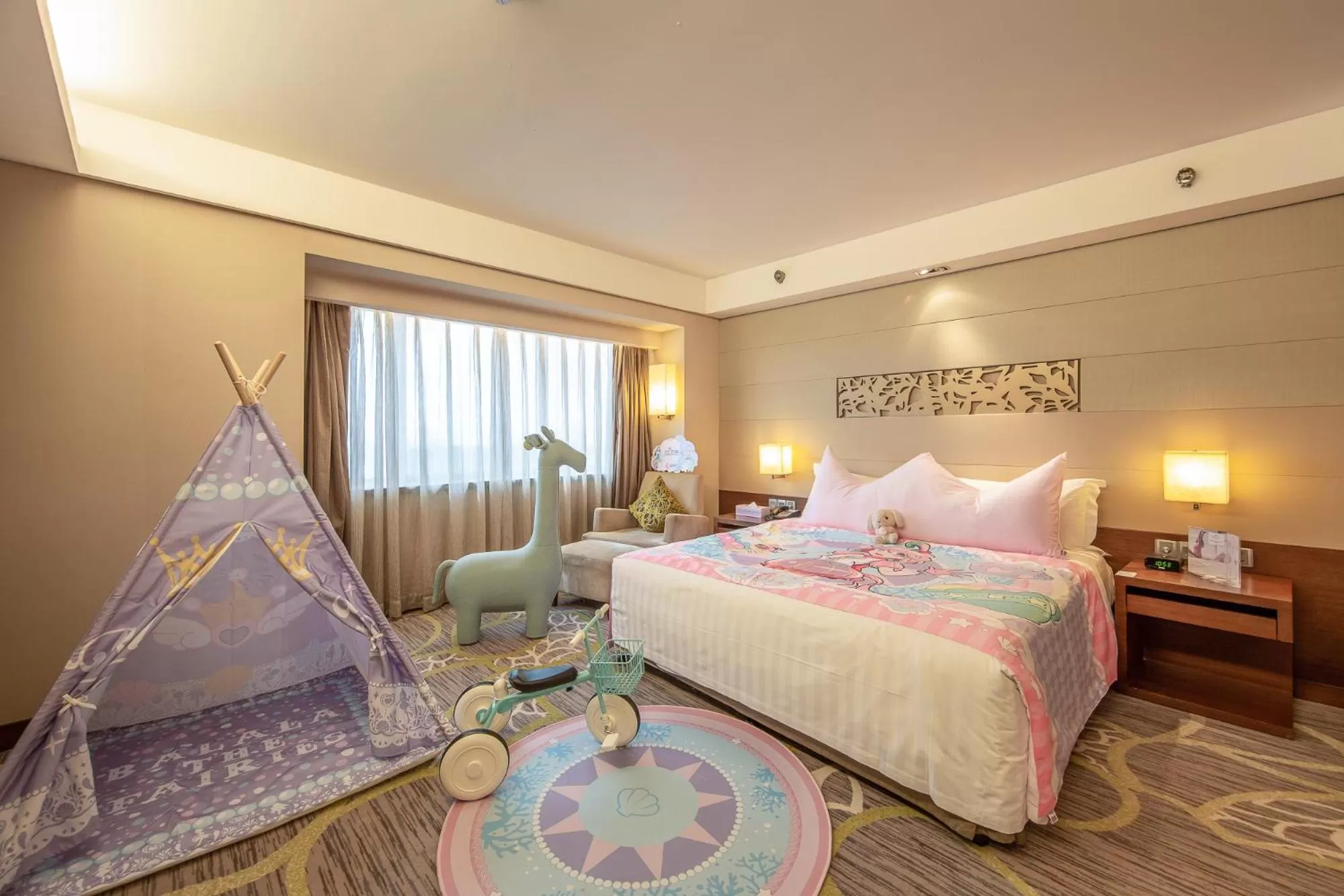 Photo of the whole room, Bed in Crowne Plaza Guangzhou City Centre by IHG