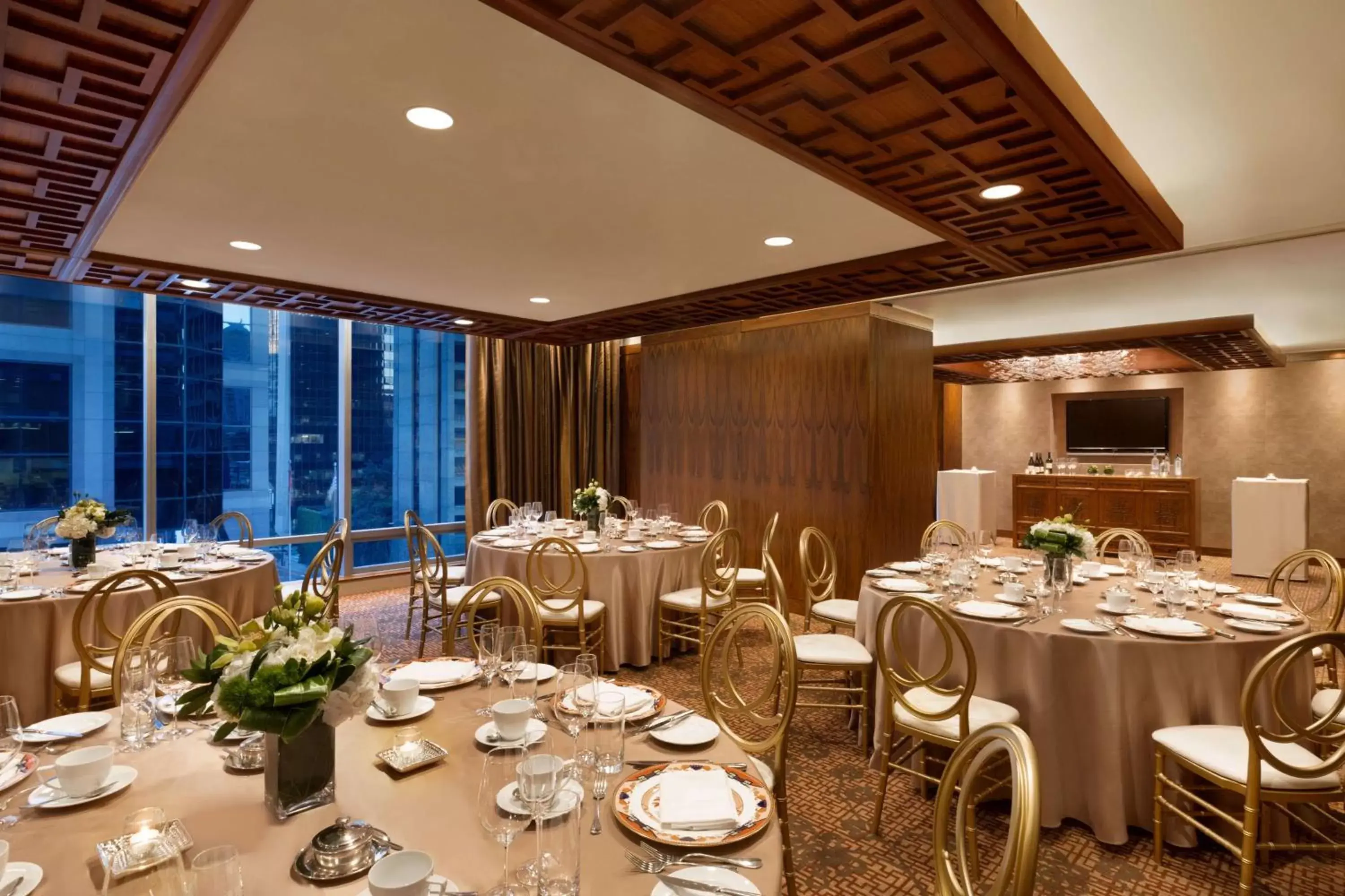 Lounge or bar, Restaurant/Places to Eat in Shangri-La Vancouver