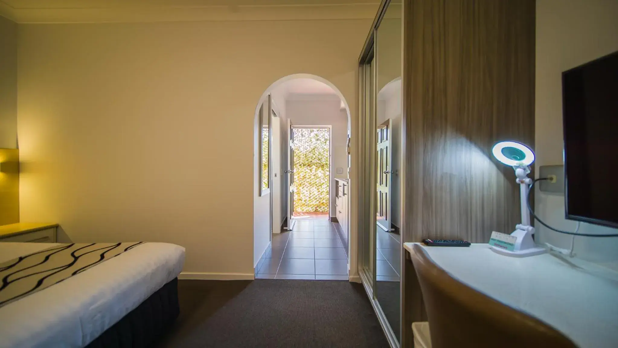 Bedroom, Bed in Hamilton's Queanbeyan Motel