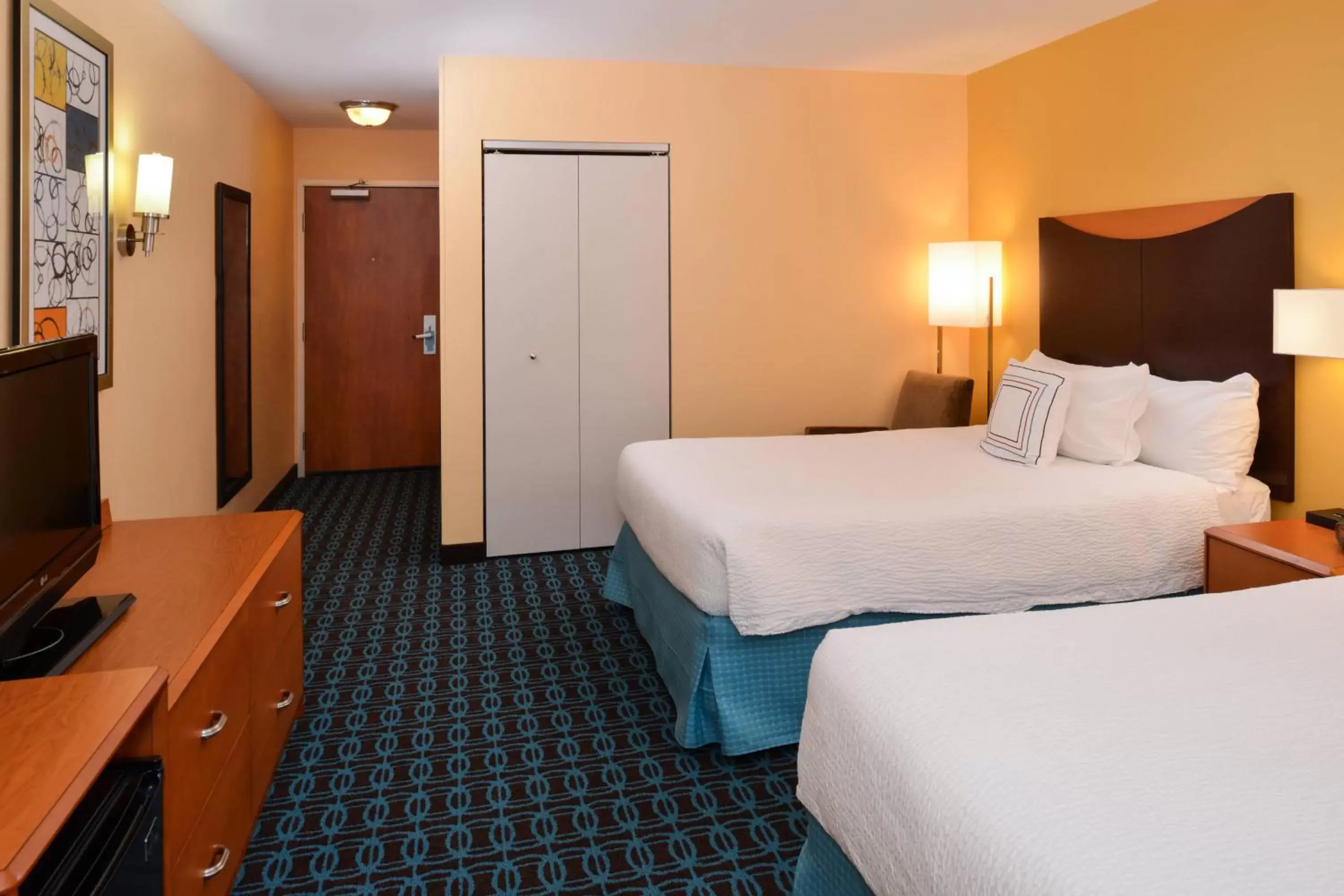 Photo of the whole room, Bed in Fairfield Inn and Suites by Marriott Fort Wayne