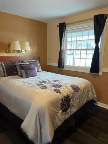 Bed in Briarcliff Motel