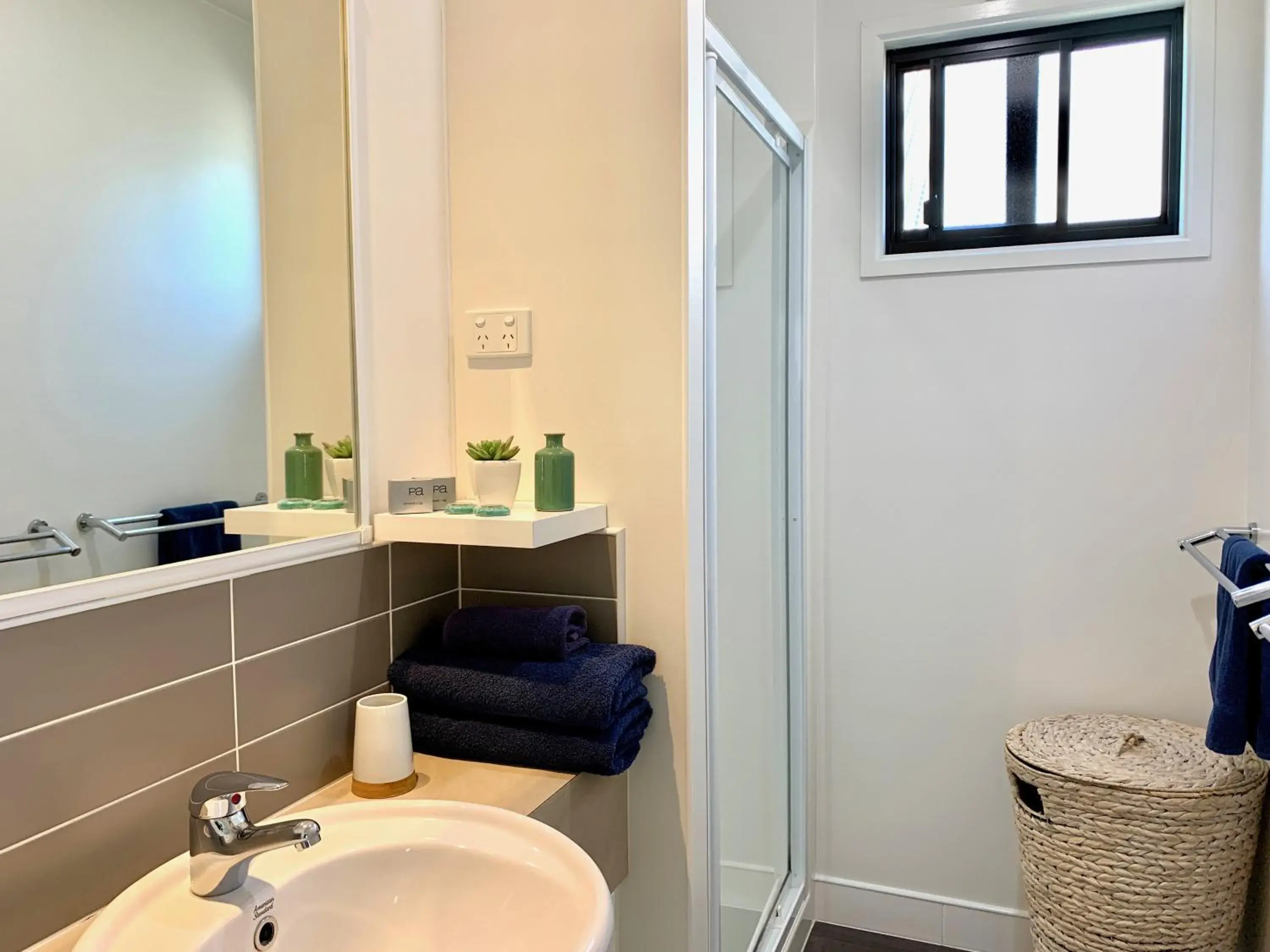 Shower, Bathroom in Apollo Bay Waterfront Motor Inn