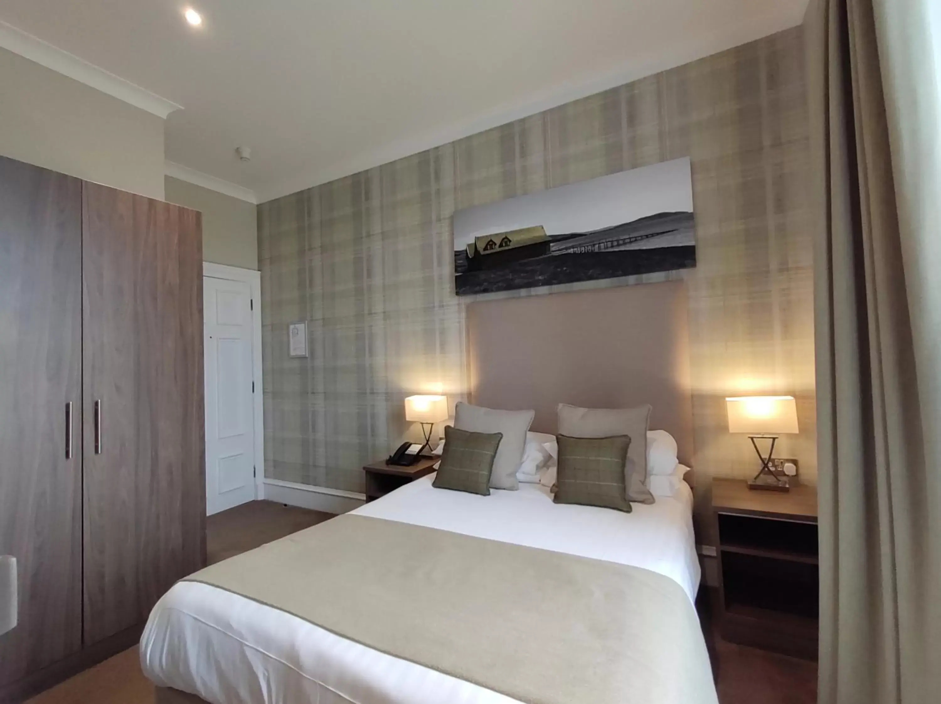 Single Room in Fairfield House Hotel