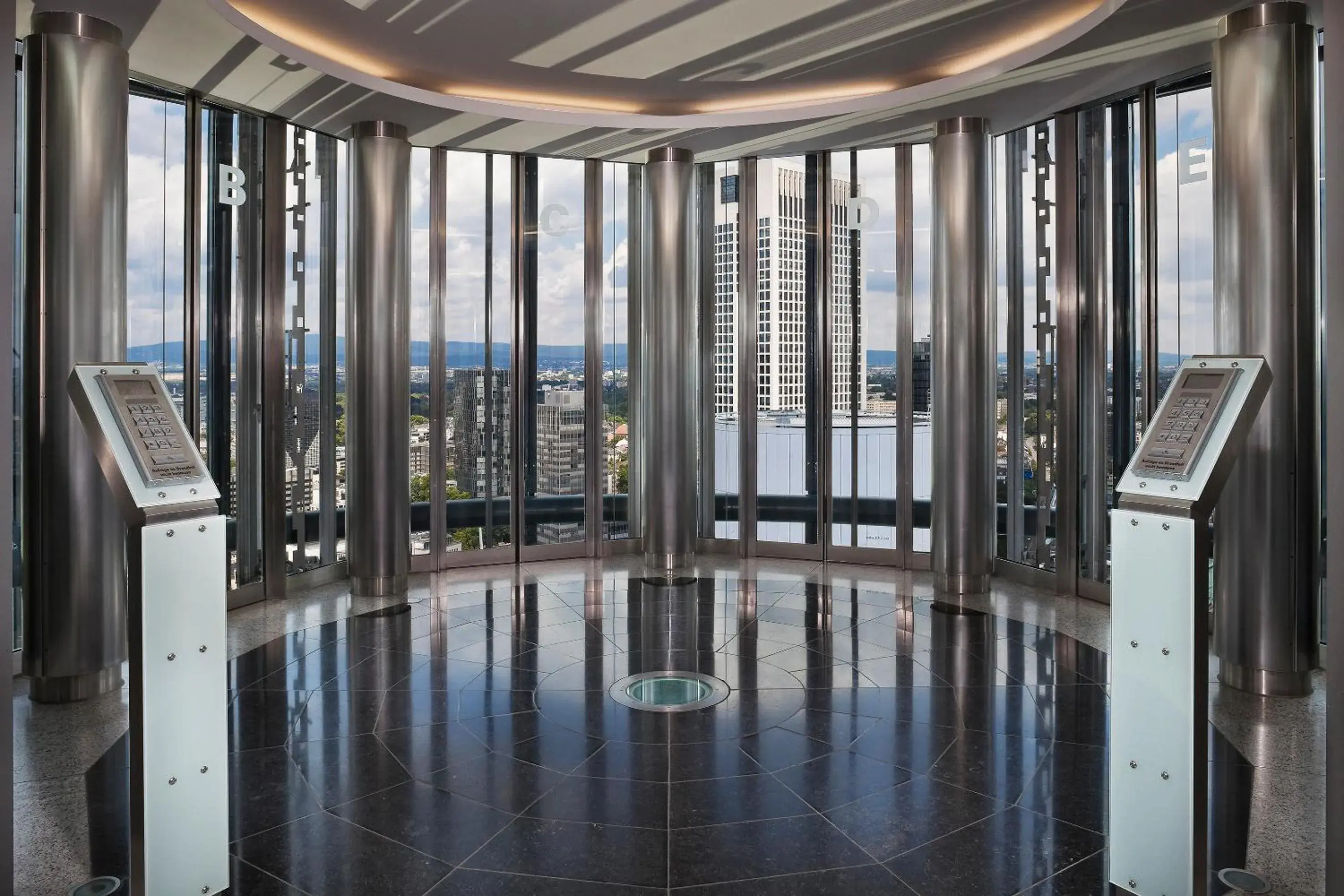 Lobby or reception in INNSiDE by Meliá Frankfurt Eurotheum Lobby or reception in INNSiDE by Meliá Frankfurt Eurotheum