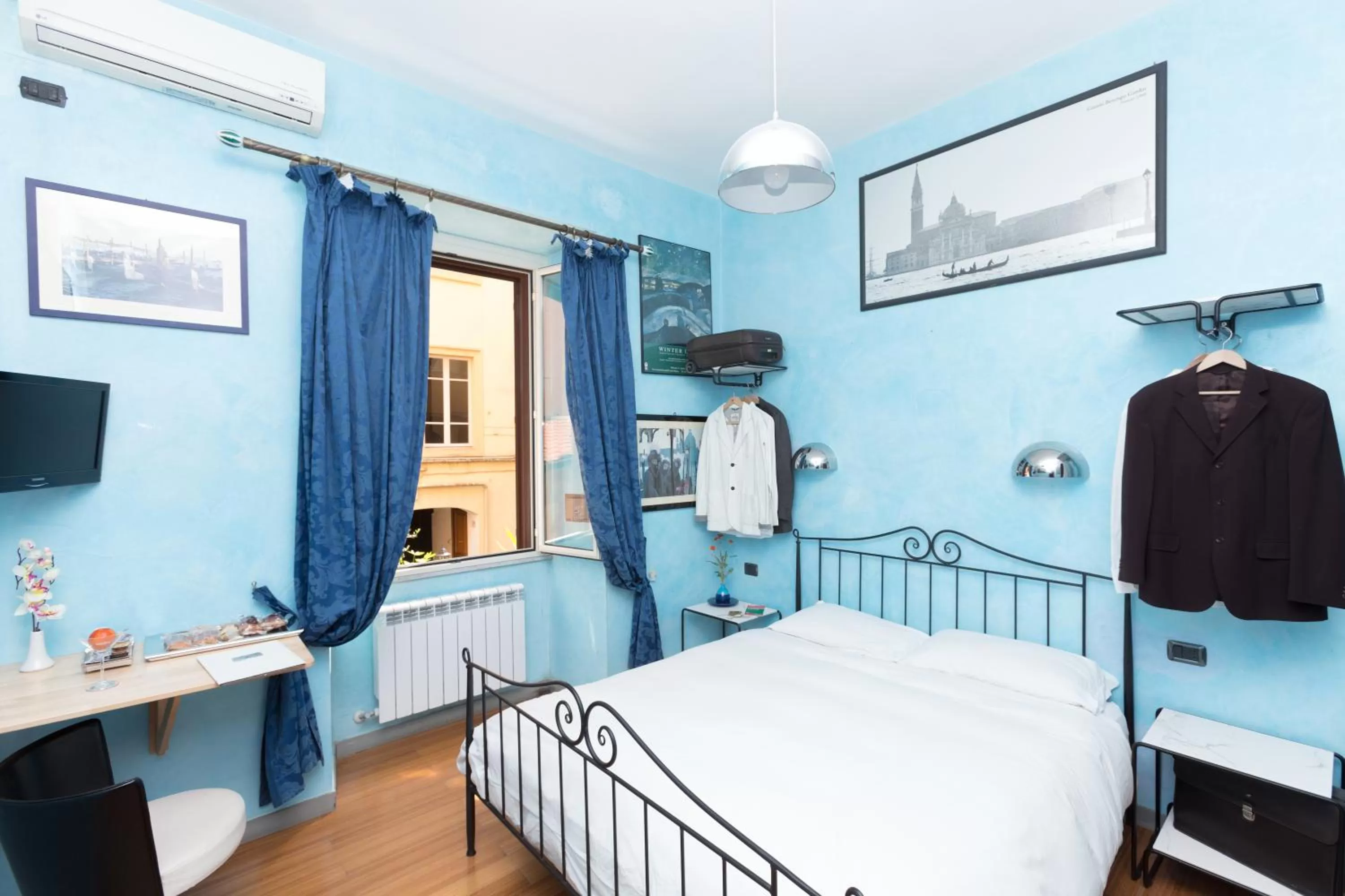 Photo of the whole room, Bed in DomusAmor Colosseo