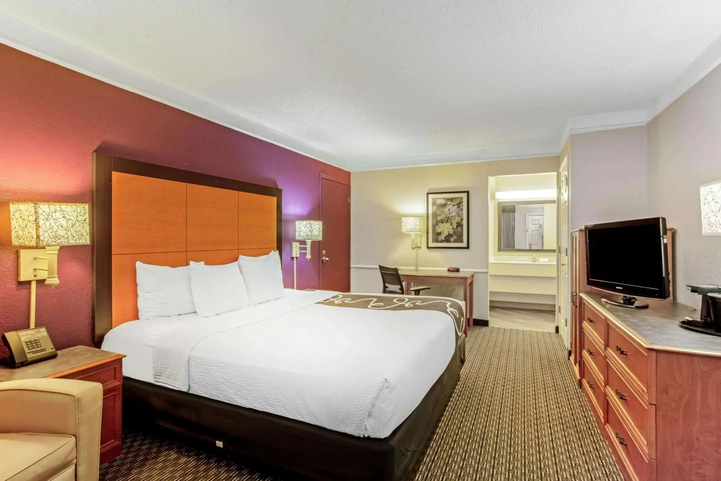 Photo of the whole room, Bed in La Quinta Inn & Suites by Wyndham And Conference Center San Angelo