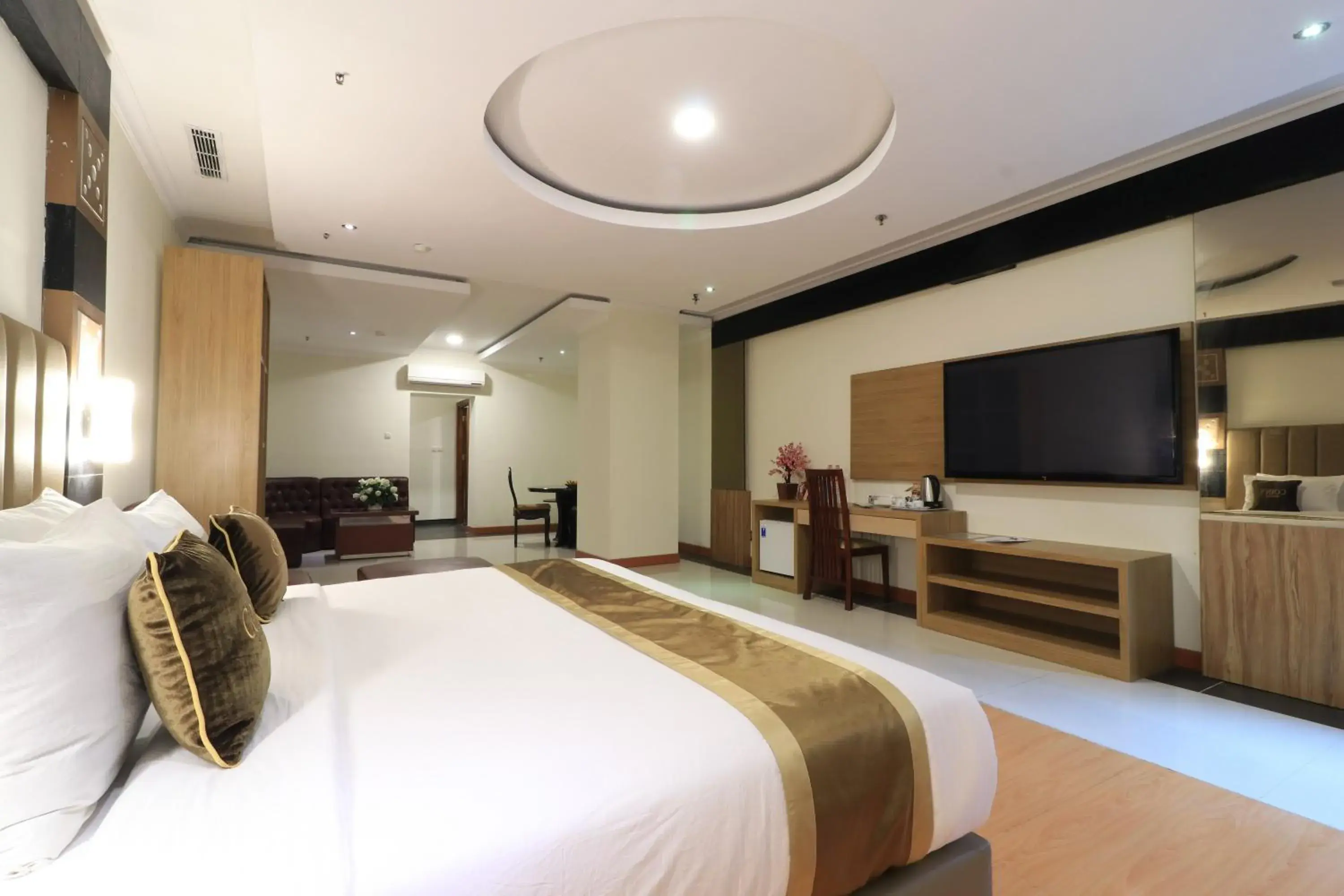TV and multimedia, Bed in Coins Hotel Jakarta TV and multimedia, Bed in Coins Hotel Jakarta