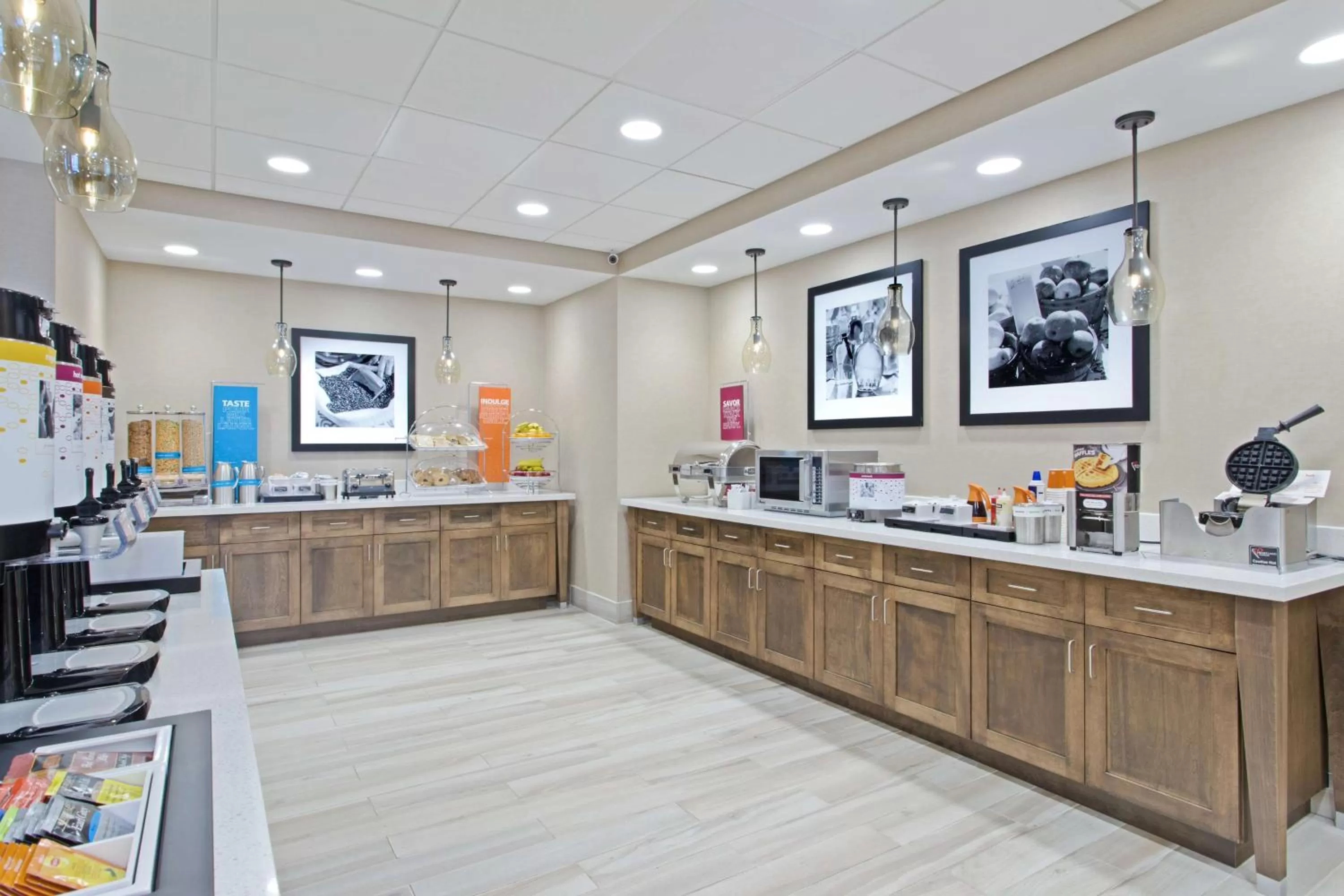 Dining area in Hampton Inn Sault Ste Marie, MI