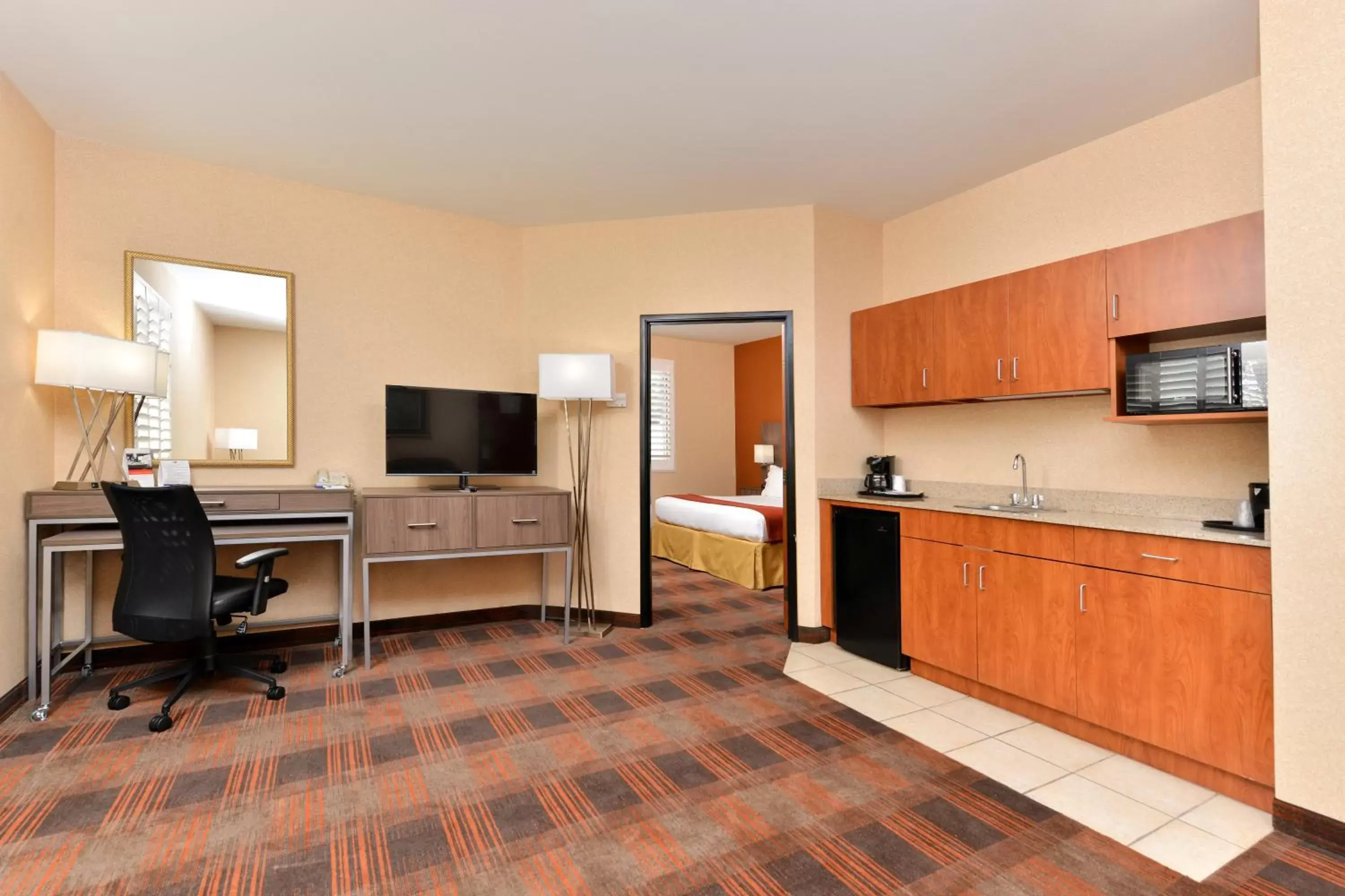 Kitchen/Kitchenette in HOLIDAY INN EXPRESS & SUITES ELK GROVE CENTRAL - HWY 99, an IHG Hotel