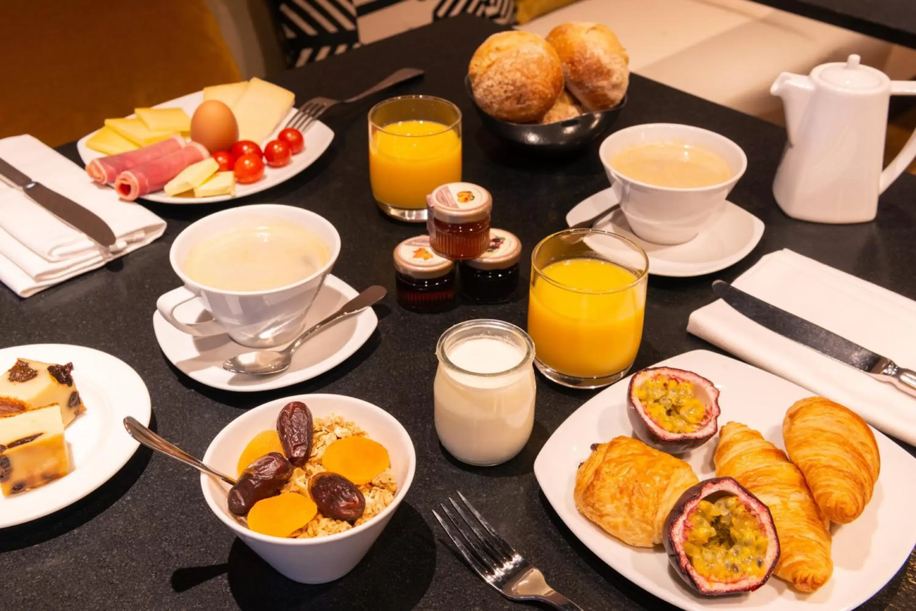 Buffet breakfast, Breakfast in L'Amirauté Brest