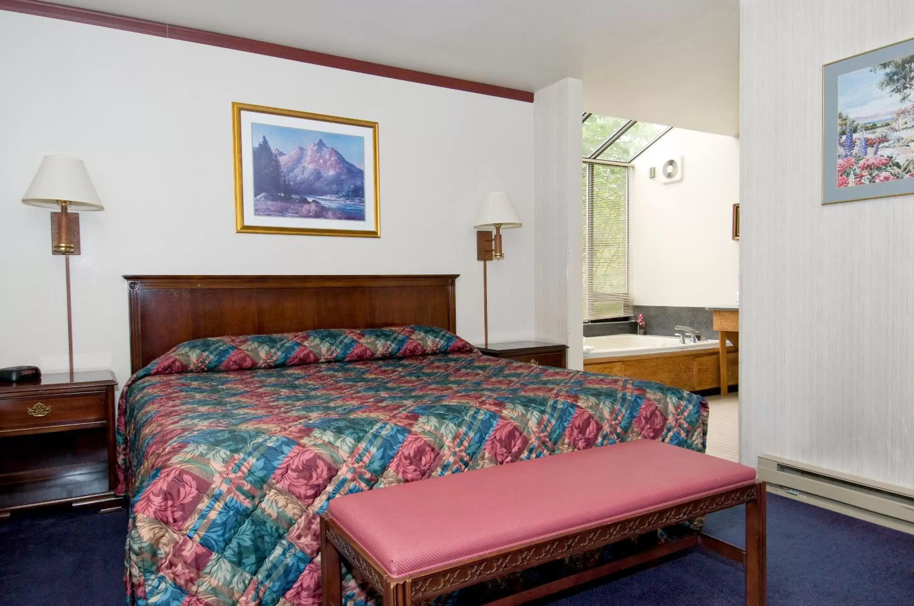 Photo of the whole room, Bed in Sequim Bay Lodge