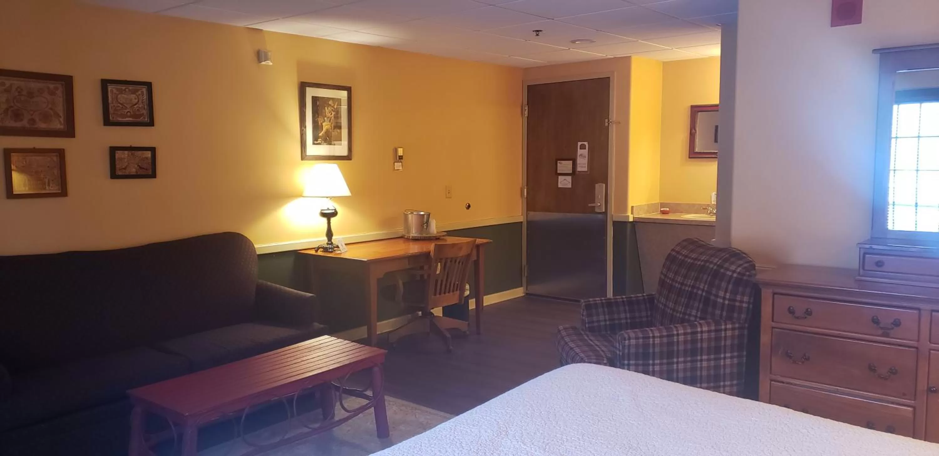 Photo of the whole room, Bed in The Common Man Inn, Spa & Lodge