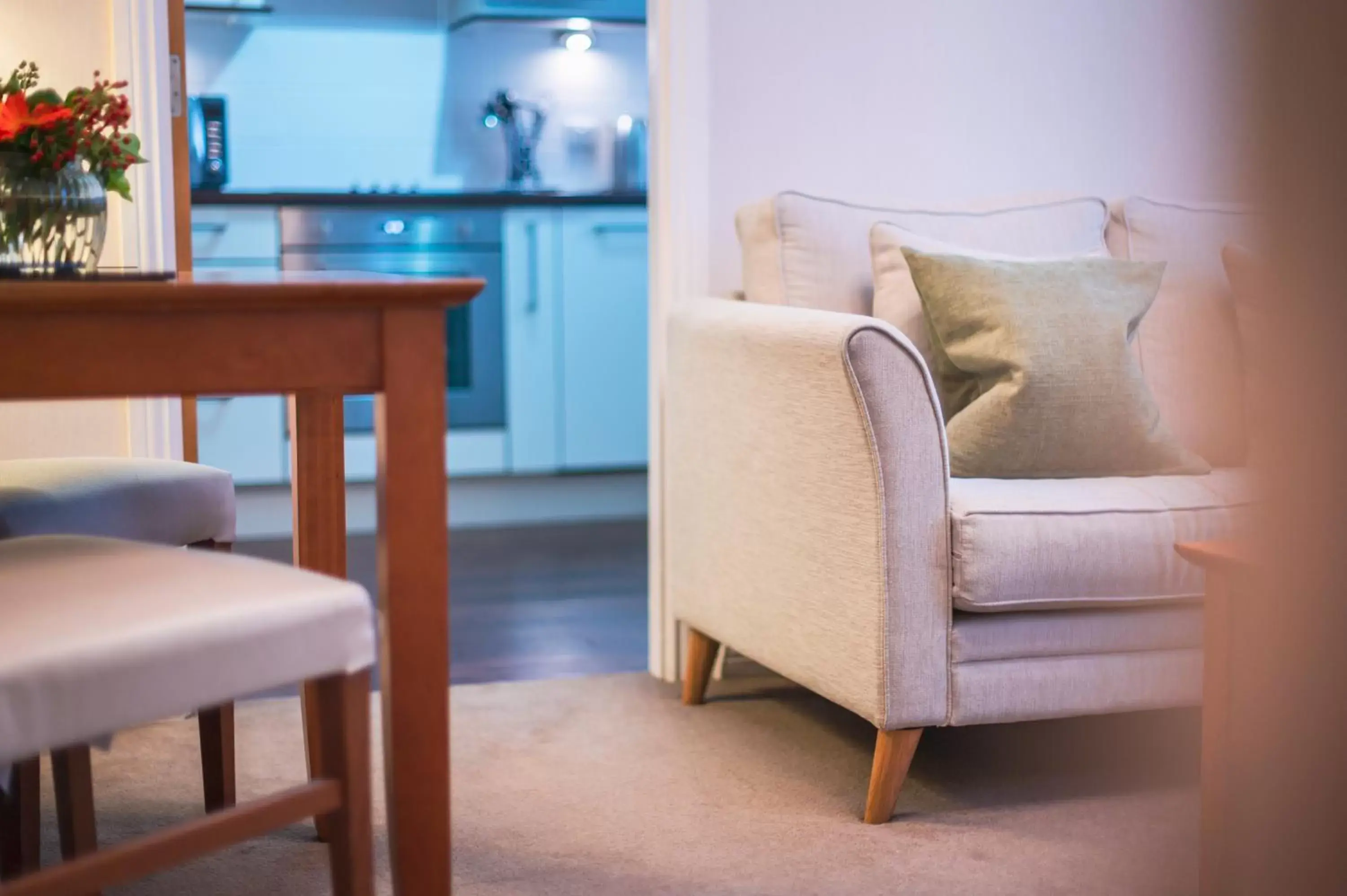 Living room, Seating Area in The Knight Residence by Mansley